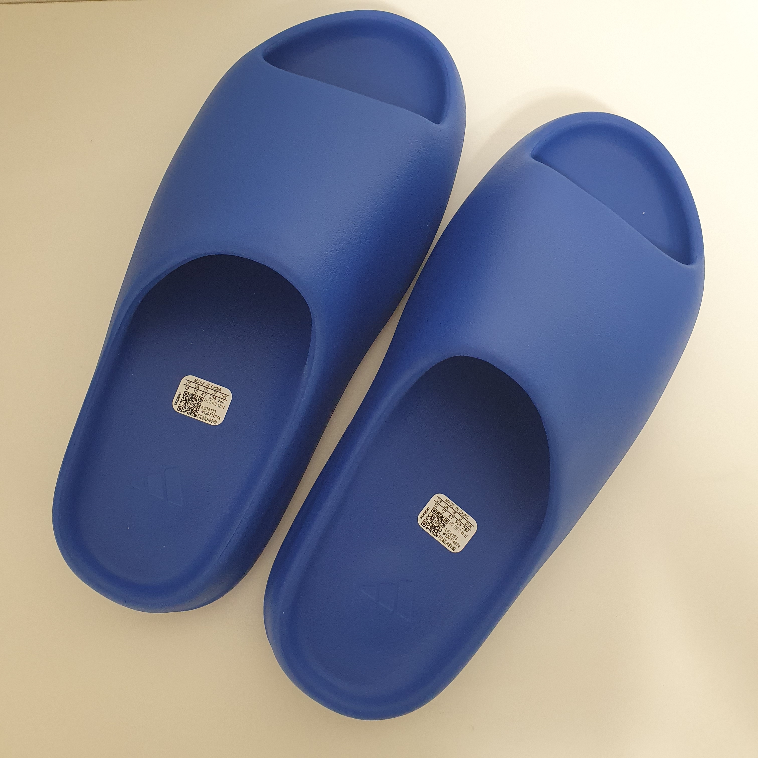 Adidas Yeezy Slide Azure 착용 스타일 - 1