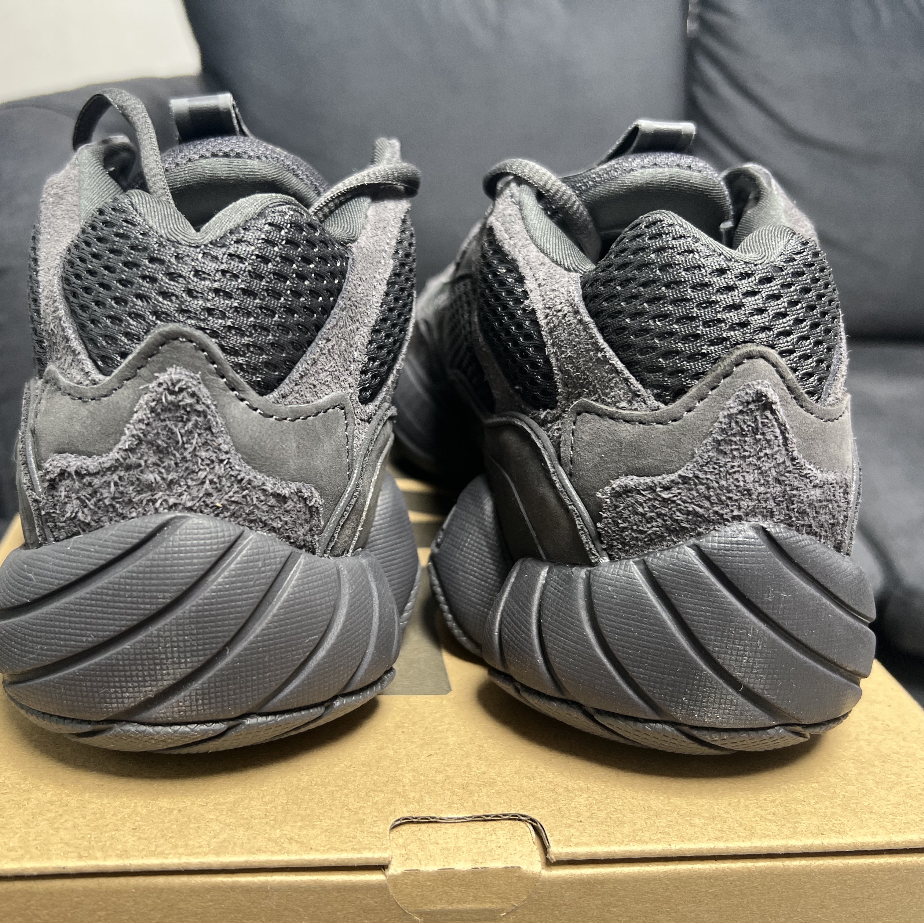 Adidas Yeezy 500 Utility Black 2022/2023 착용 스타일 - 3