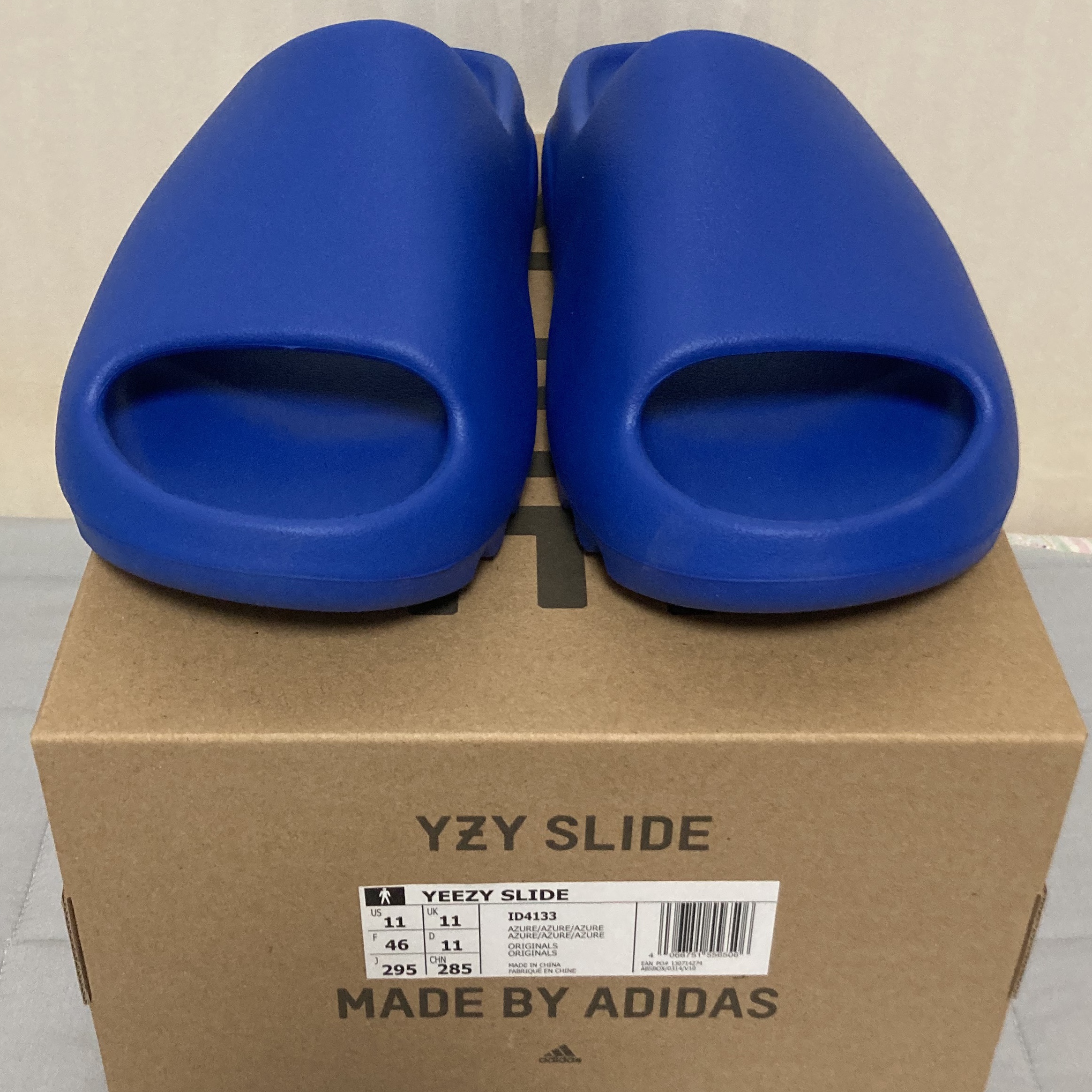 Adidas Yeezy Slide Azure 착용 스타일 - 2