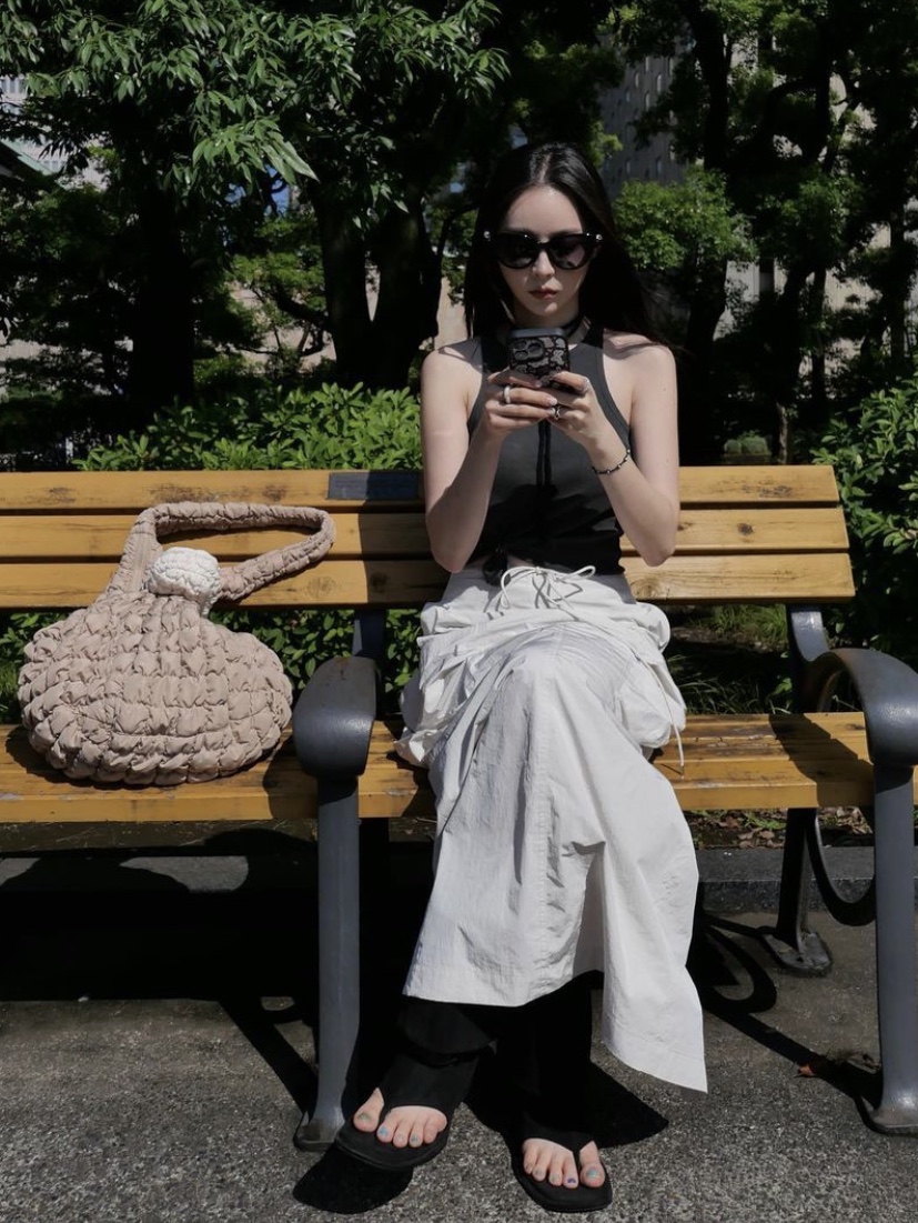 COS Quilted Oversized Shoulder Bag Beige, COS Quilted Nano Bag Beige 착용 스타일