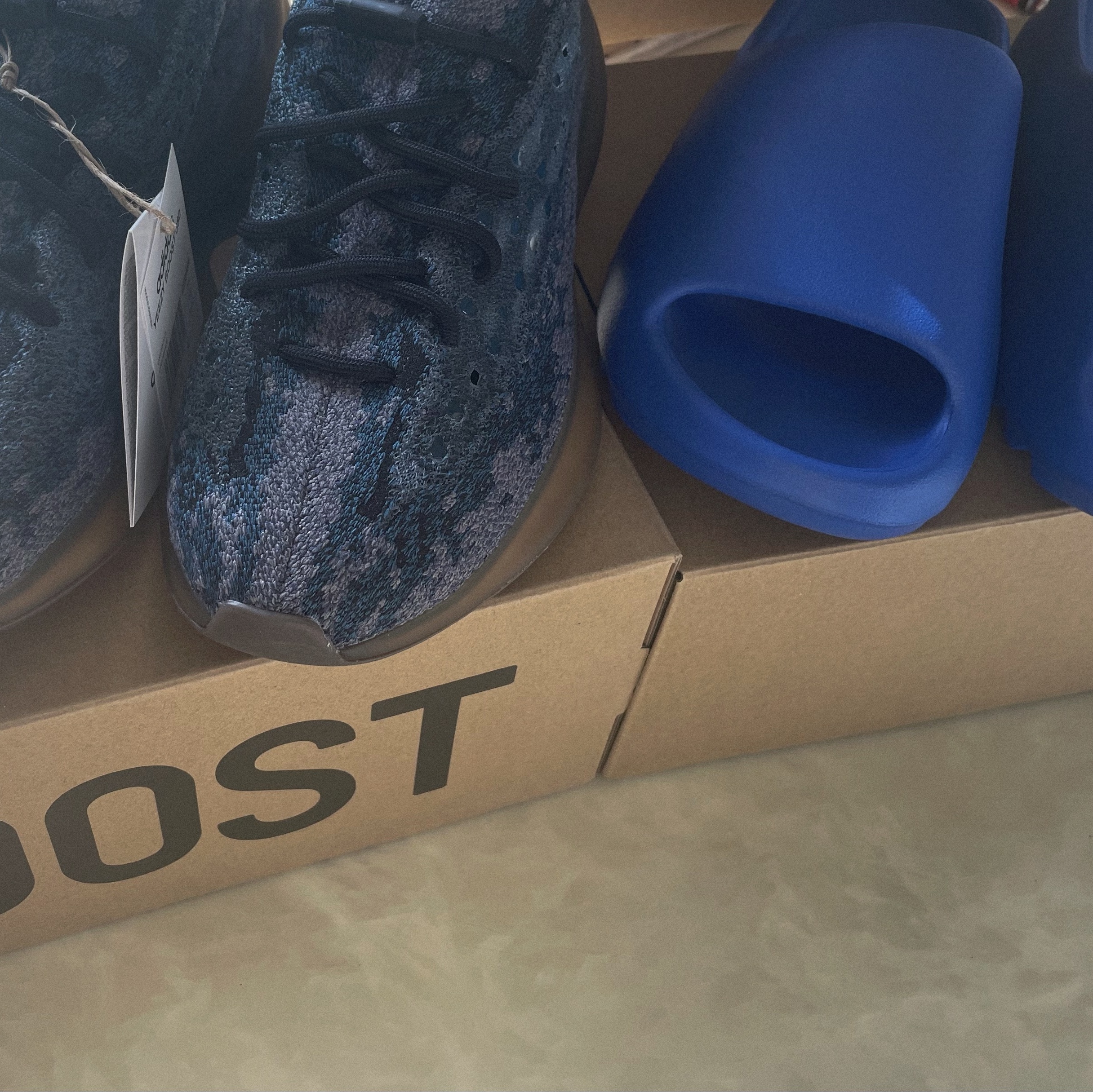 Adidas Yeezy Slide Azure, Adidas Yeezy Boost 380 Covellite 착용 스타일