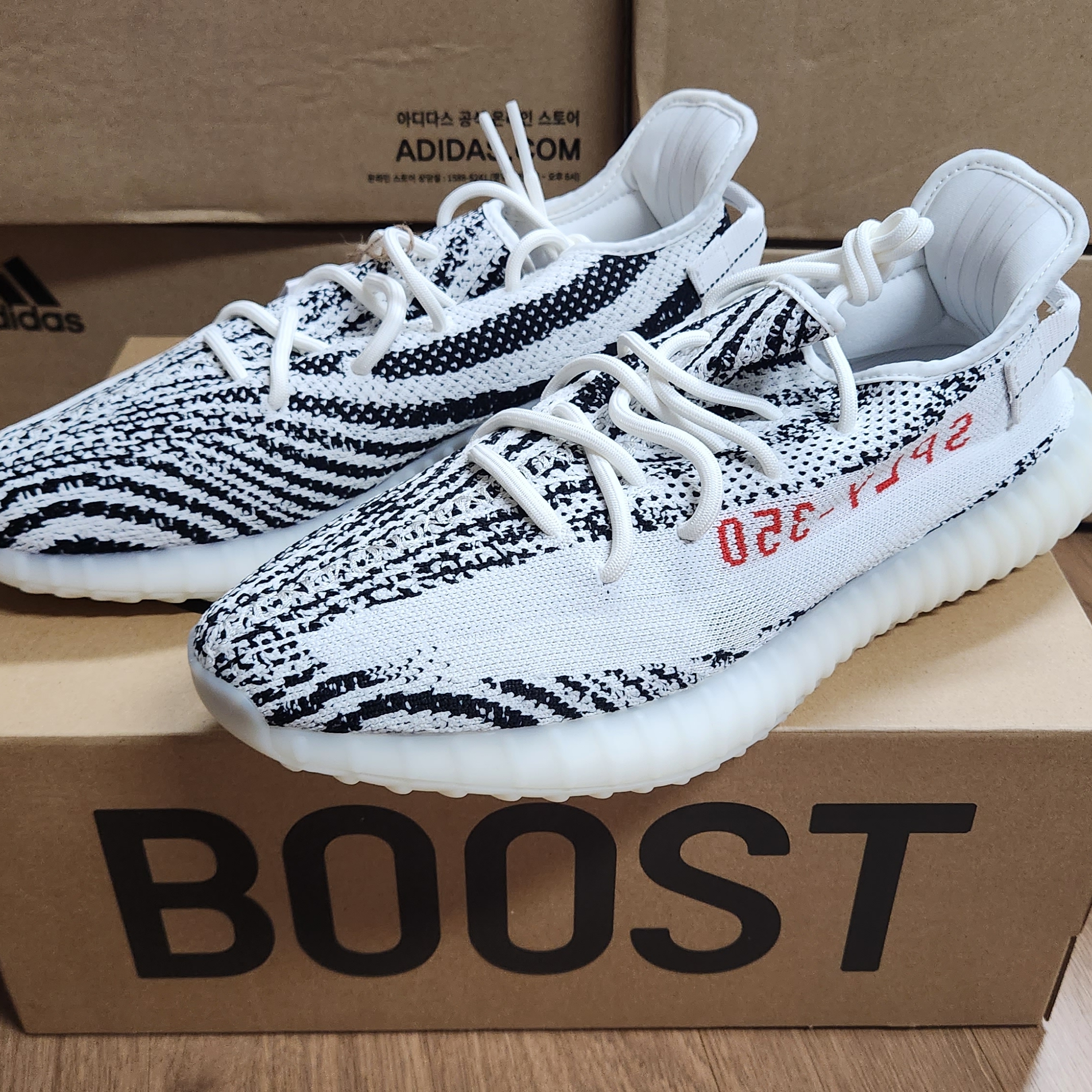 Adidas Yeezy Boost 350 V2 Zebra 2022/2023, Adidas Yeezy Slide Azure 착용 스타일 - 1