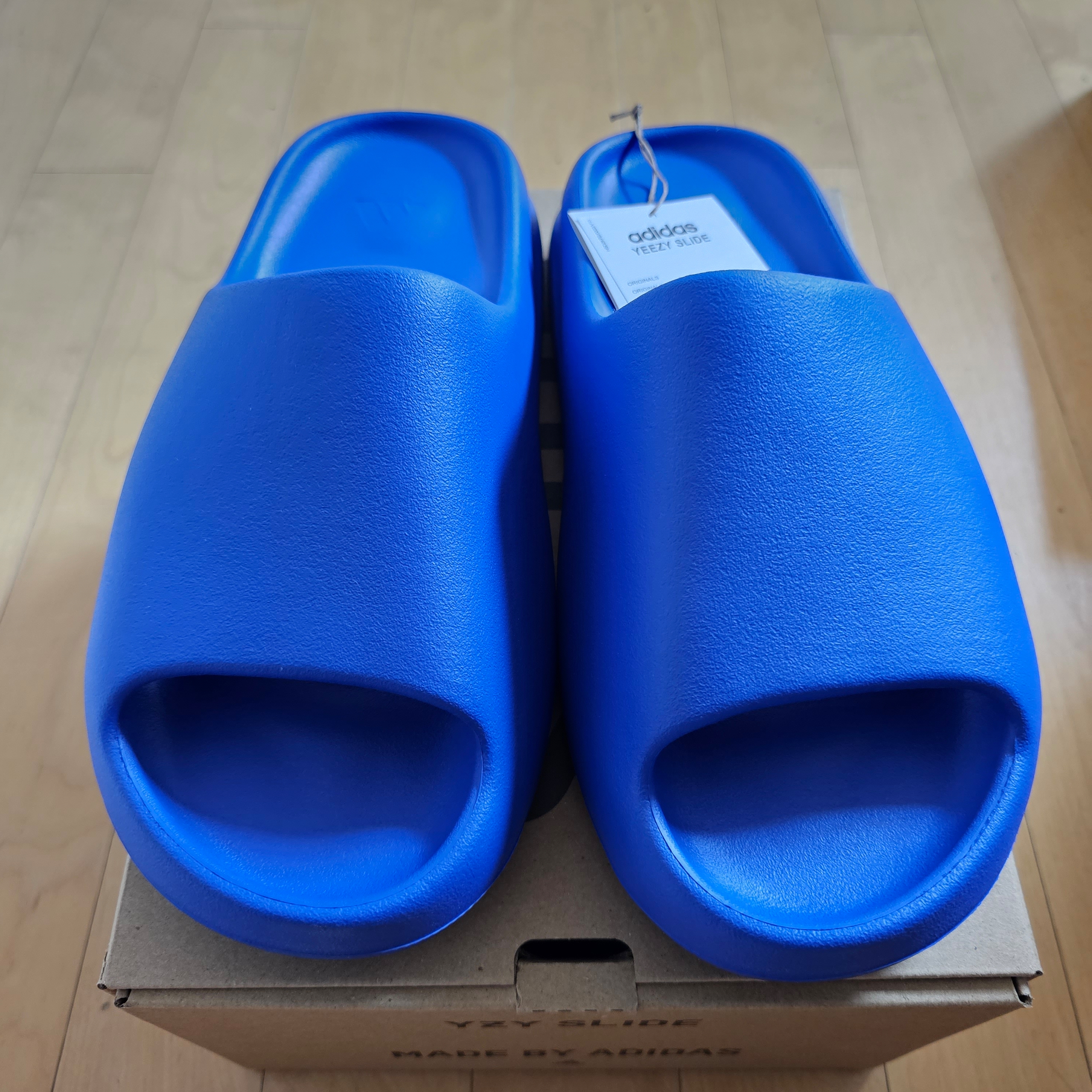 Adidas Yeezy Slide Azure 착용 스타일