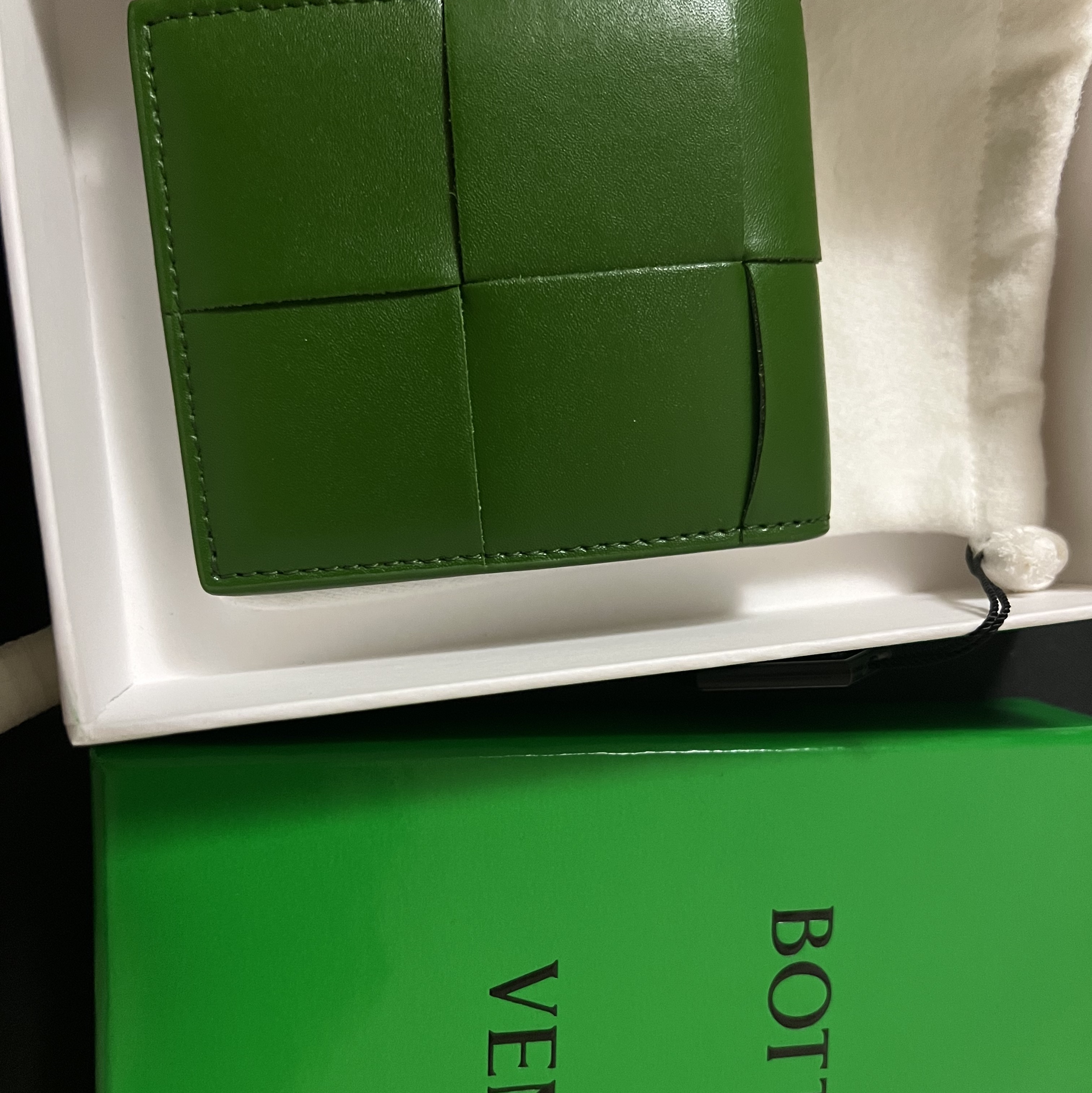 Bottega Veneta Bi-Fold Wallet Avocado 착용 스타일