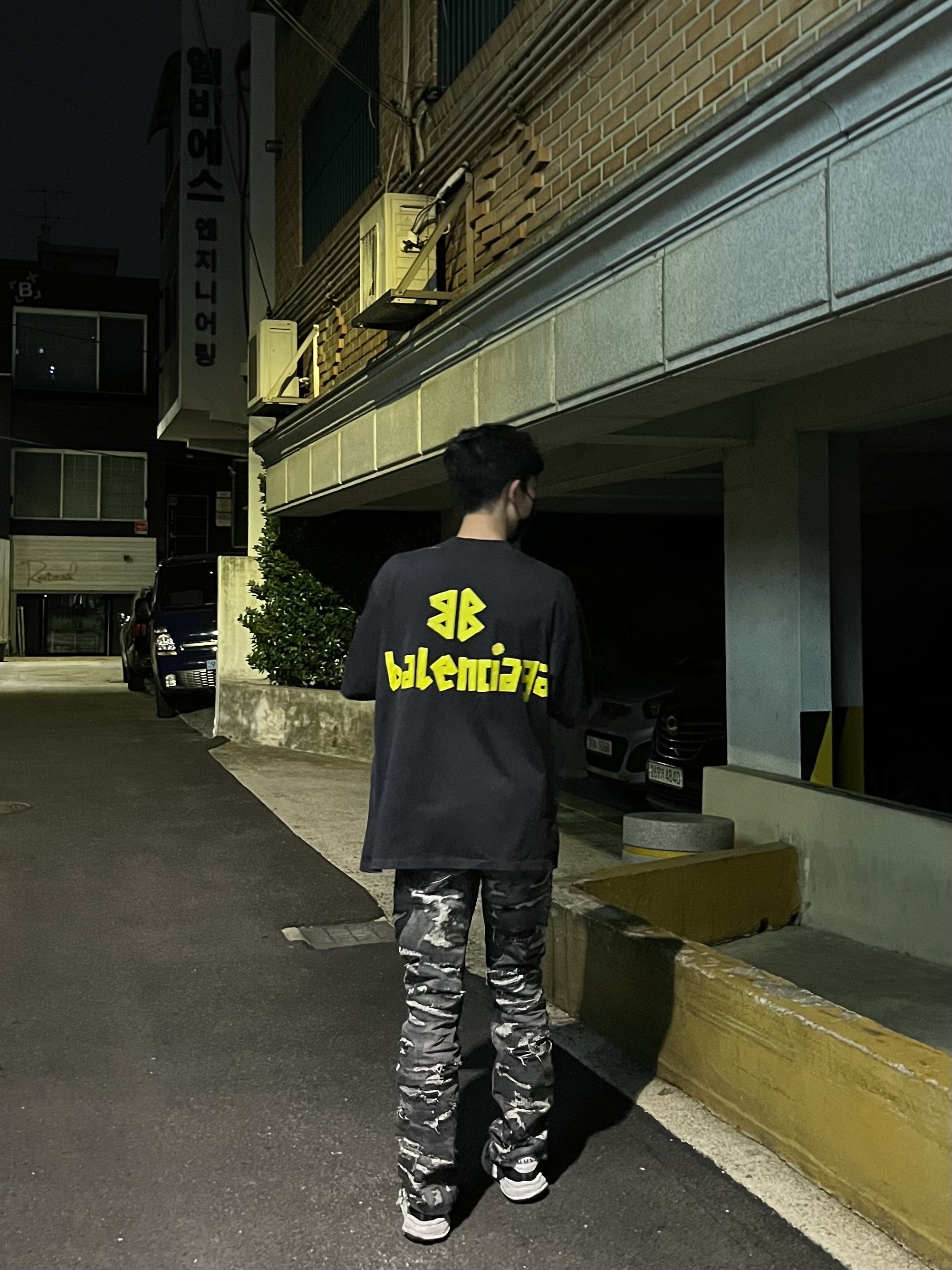 Balenciaga Tape Type Medium Fit T-Shirt Faded Black, Maison Mihara Yasuhiro Blakey OG Sole Canvas Low-top Sneakers Black 착용 스타일 - 1