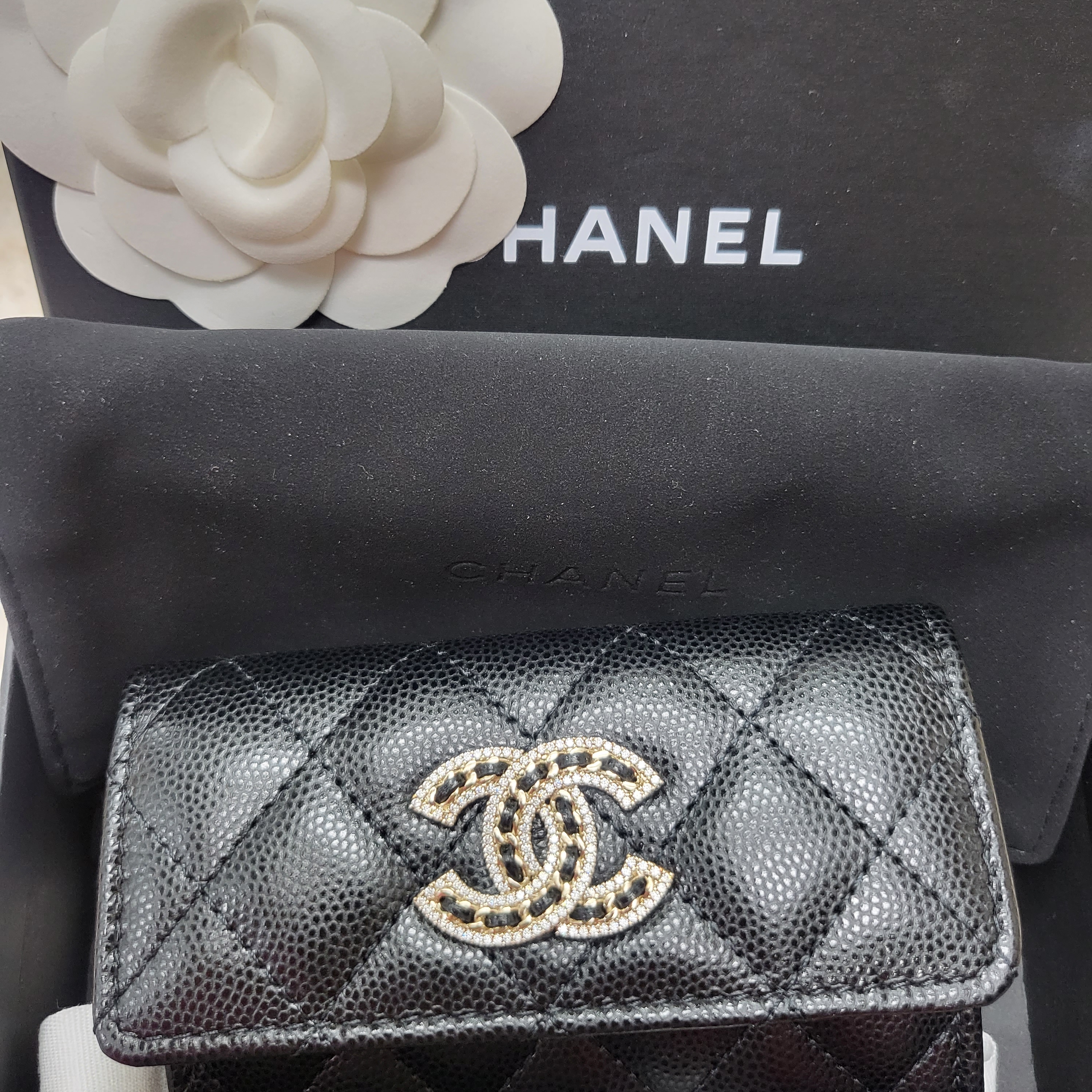 Chanel Flap Card Holder Grained Shiny Calfskin & Gold Black 착용 스타일