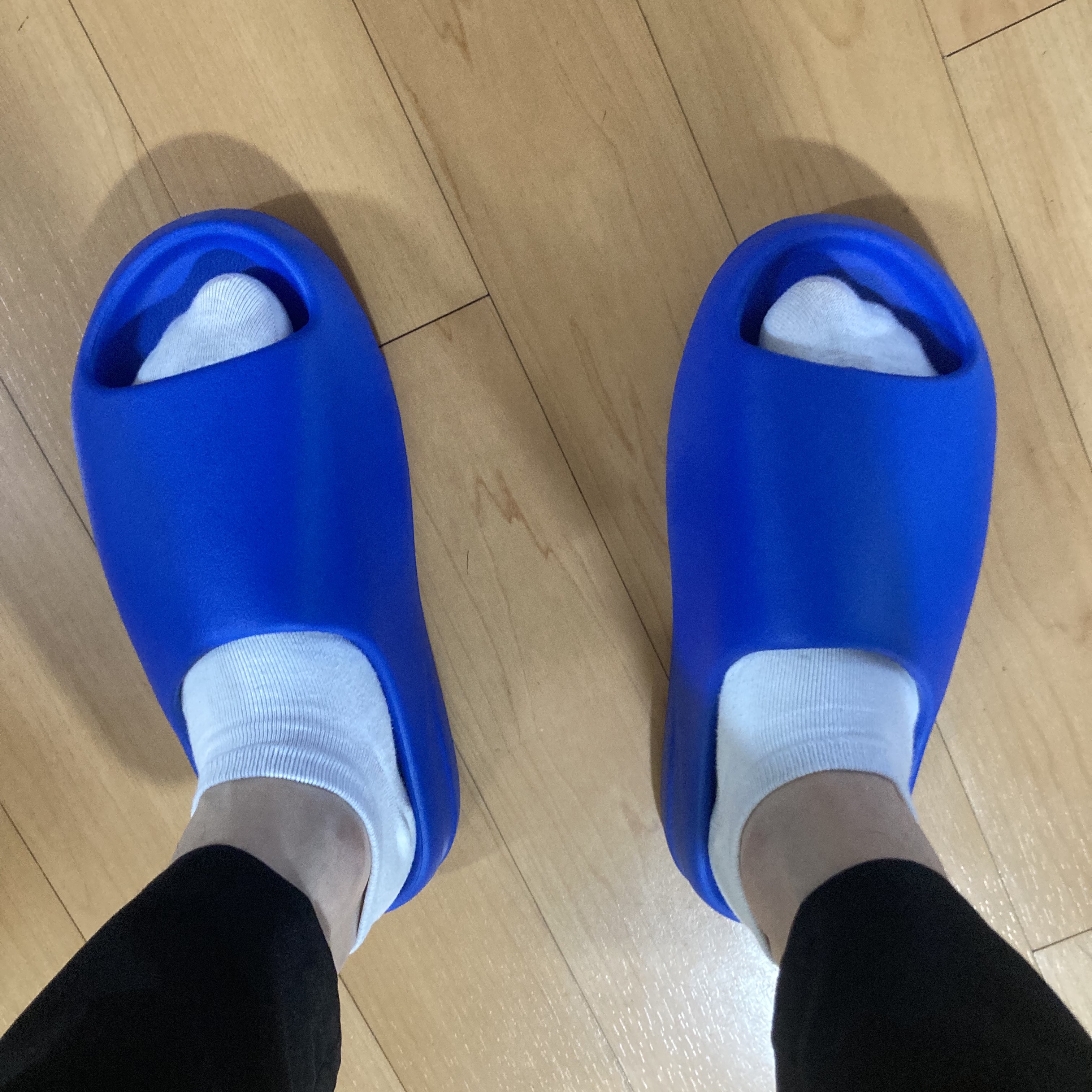 Adidas Yeezy Slide Azure 착용 스타일 - 4