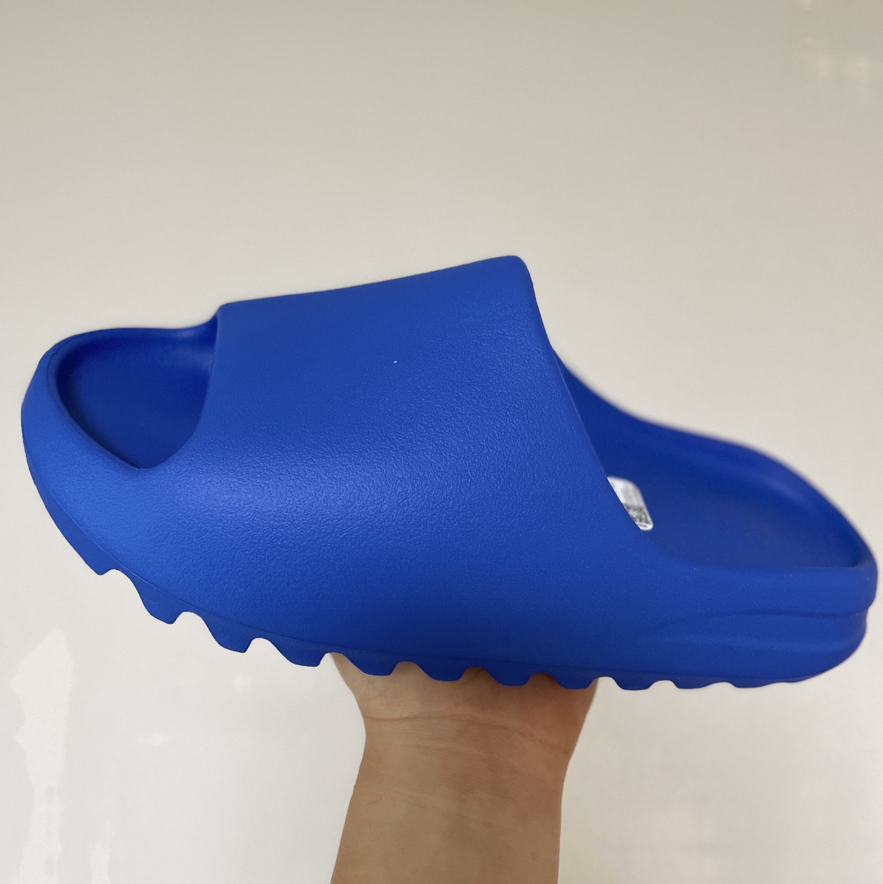 Adidas Yeezy Slide Azure 착용 스타일 - 1