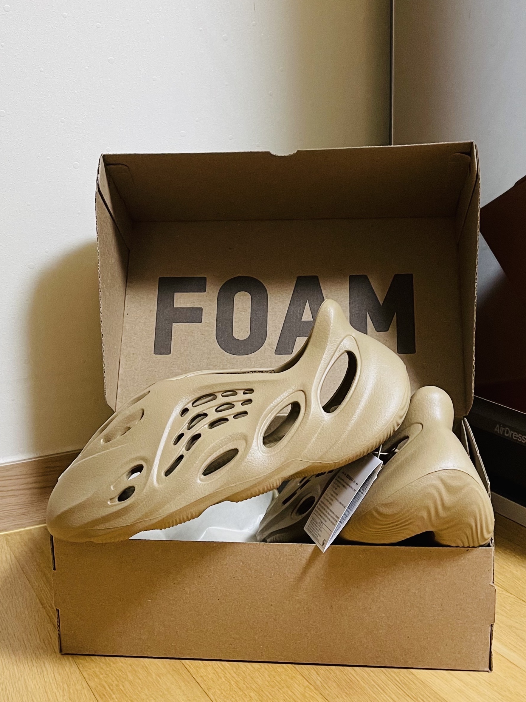 Adidas Yeezy Foam RNNR Clay Taupe 착용 스타일
