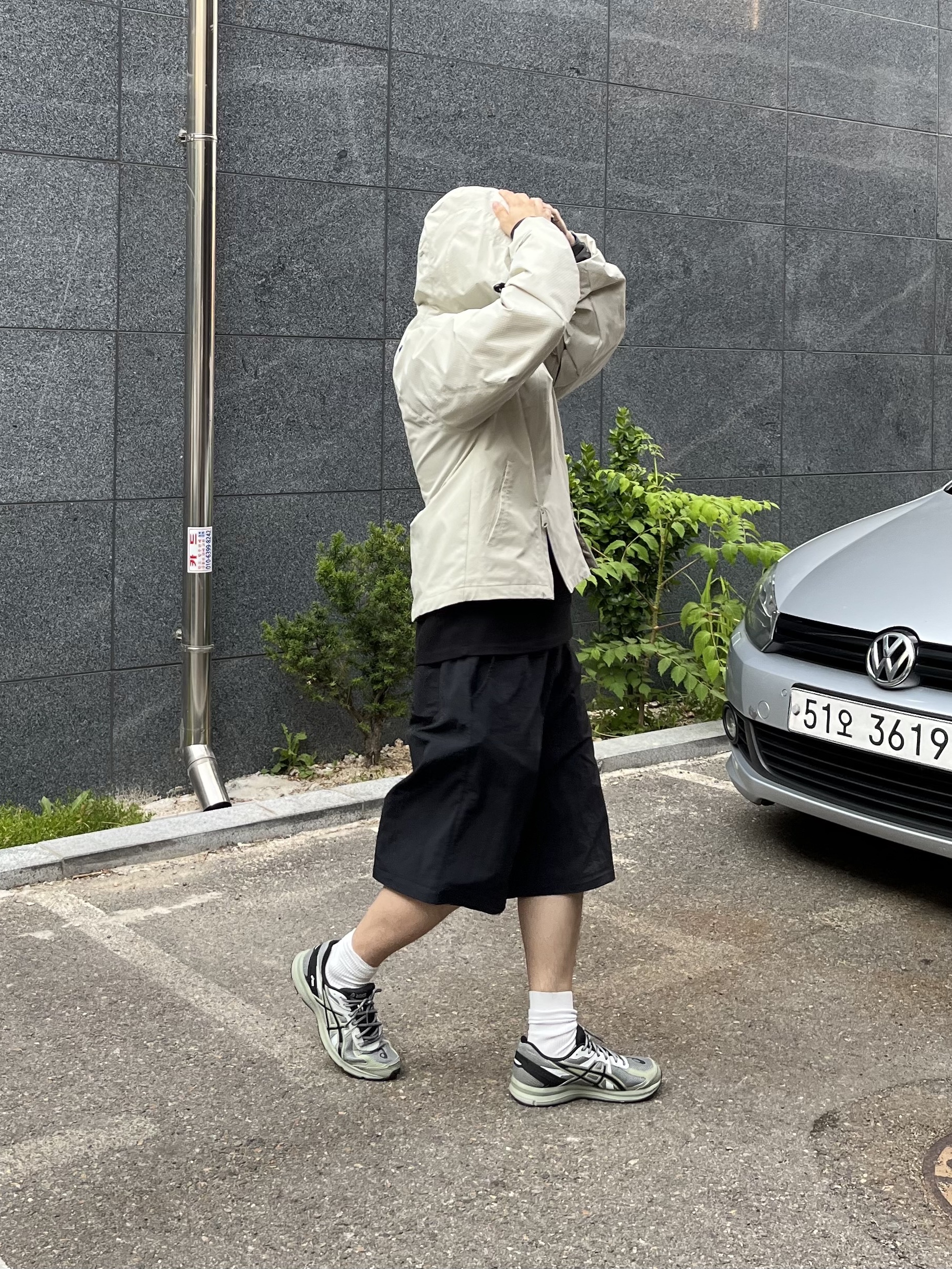 Ader Error Plue Windbreaker Beige, Asics Jog 100 S Sheet Rock - 2E Wide 착용 스타일