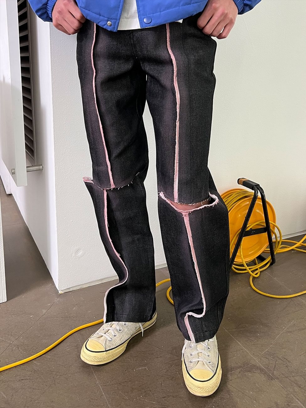 THE MUSEUM VISITOR】SPRAYED CUT-OUT DENIM PANTS THE MUSEUM THE MUSEUM VISITOR】SPRAYED CUT-OUT DENIM PANTS THE MUSEUM