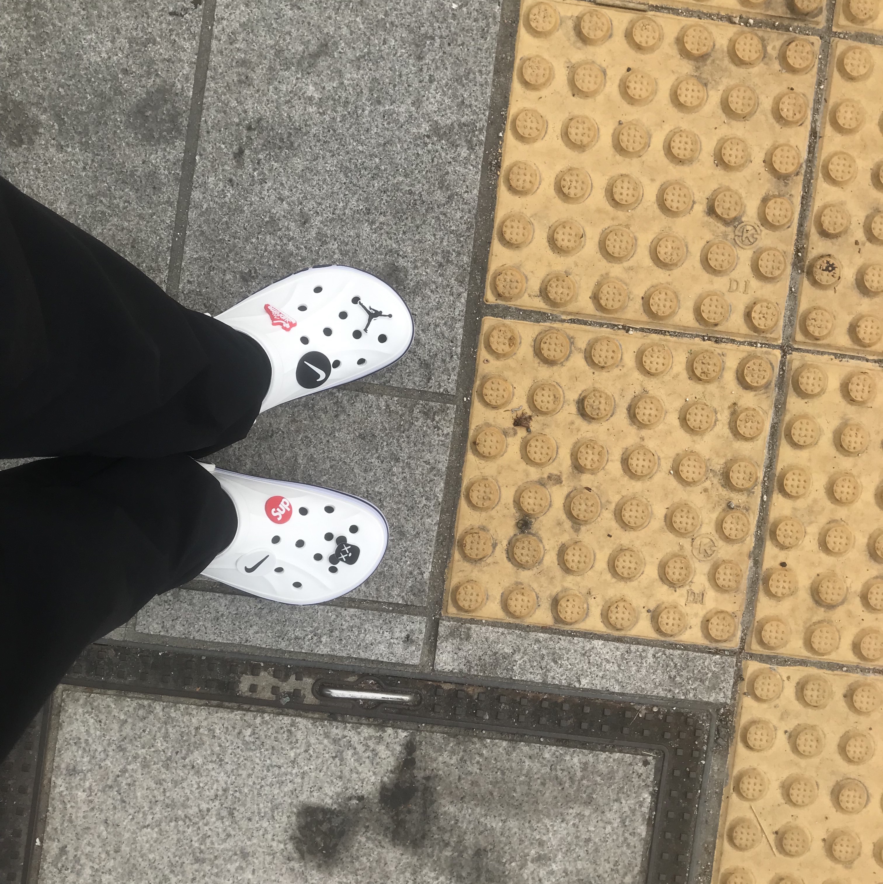 크록스 바야밴드 클로그 화이트 네이비 착용 스타일
