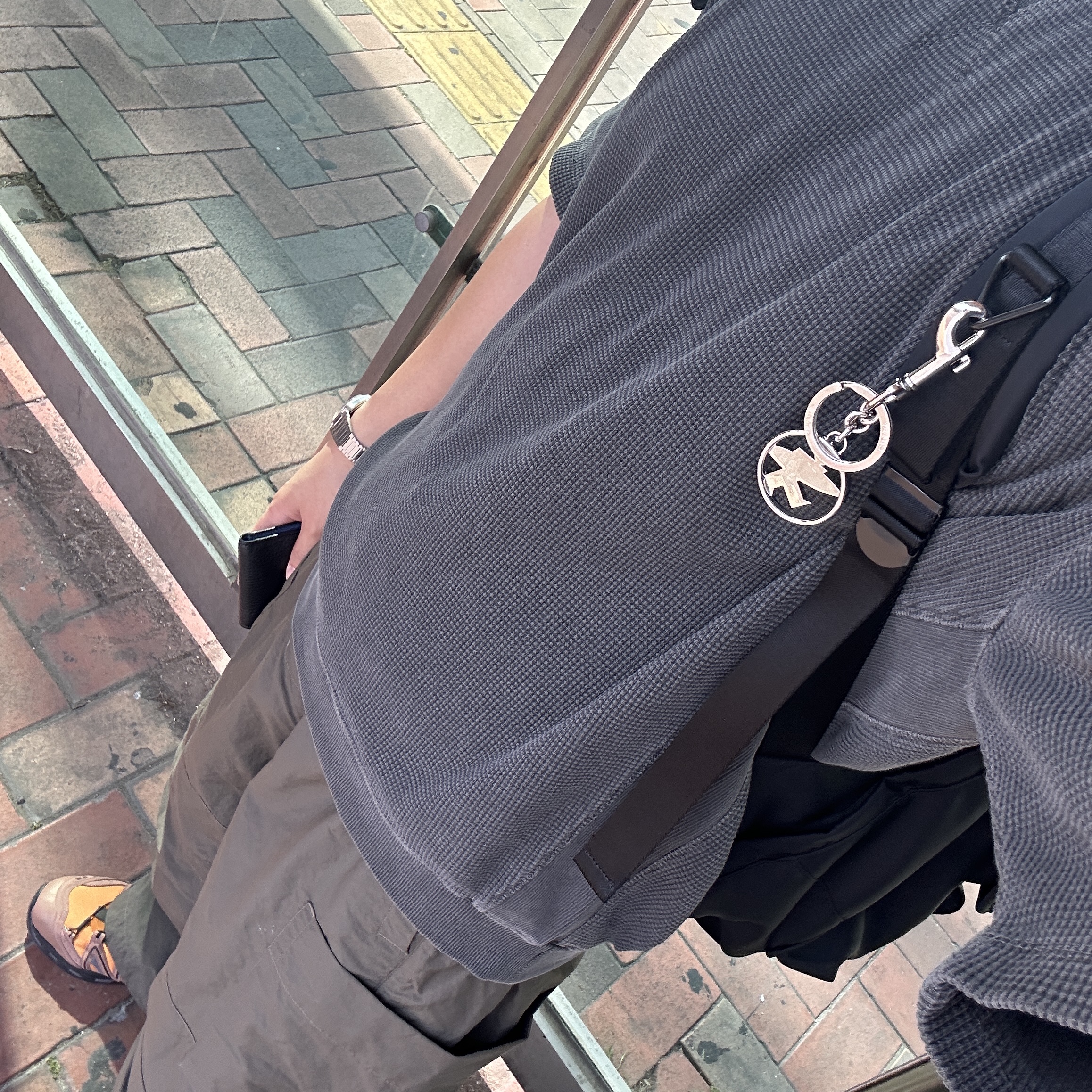 Stussy Surfman Keychain Silver, Salomon XT-Quest 75th Anniversary Golden Oak Acorn 착용 스타일