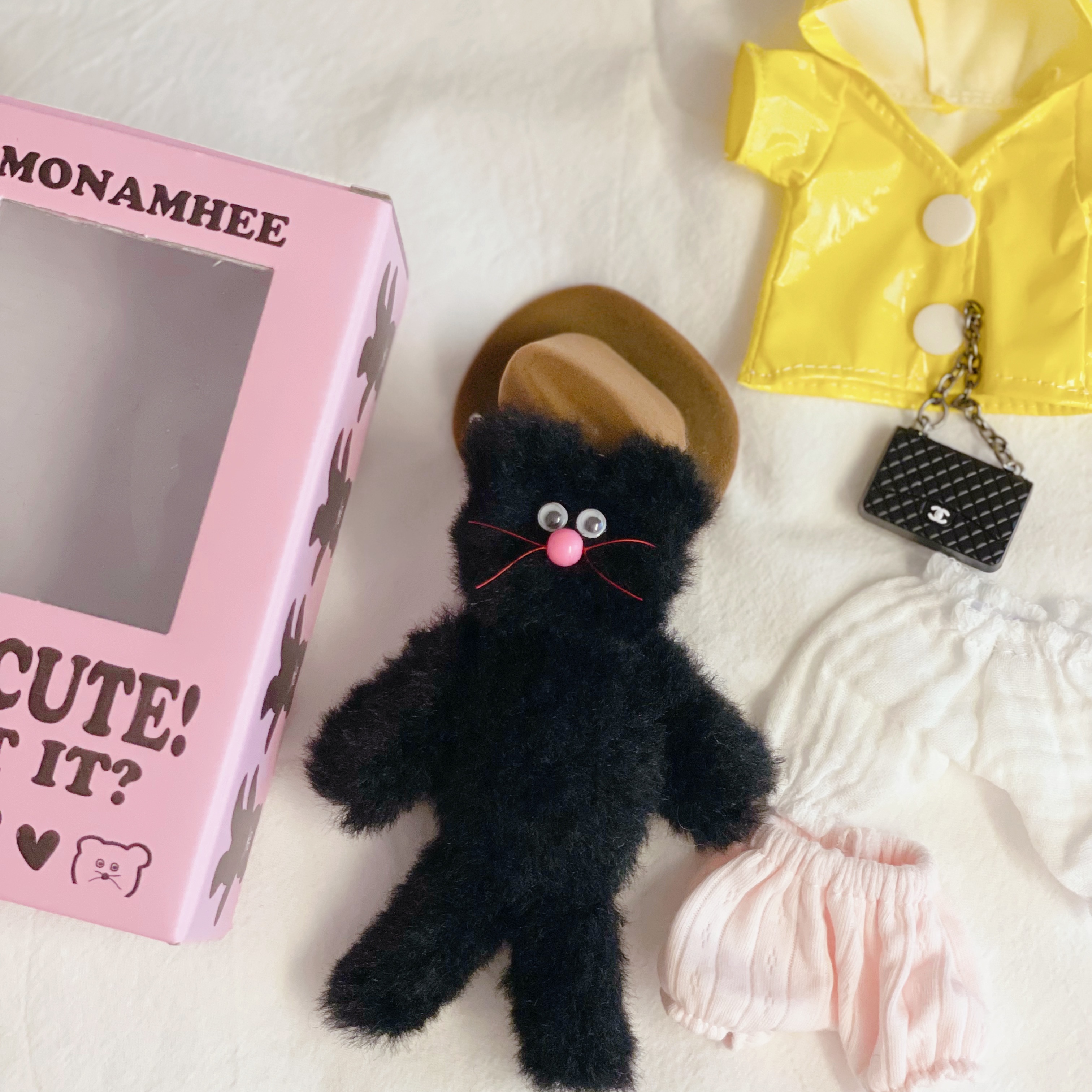 [KREAM 단독] Monamhee Beulpingi Keyring with White Pants Black 착용 스타일
