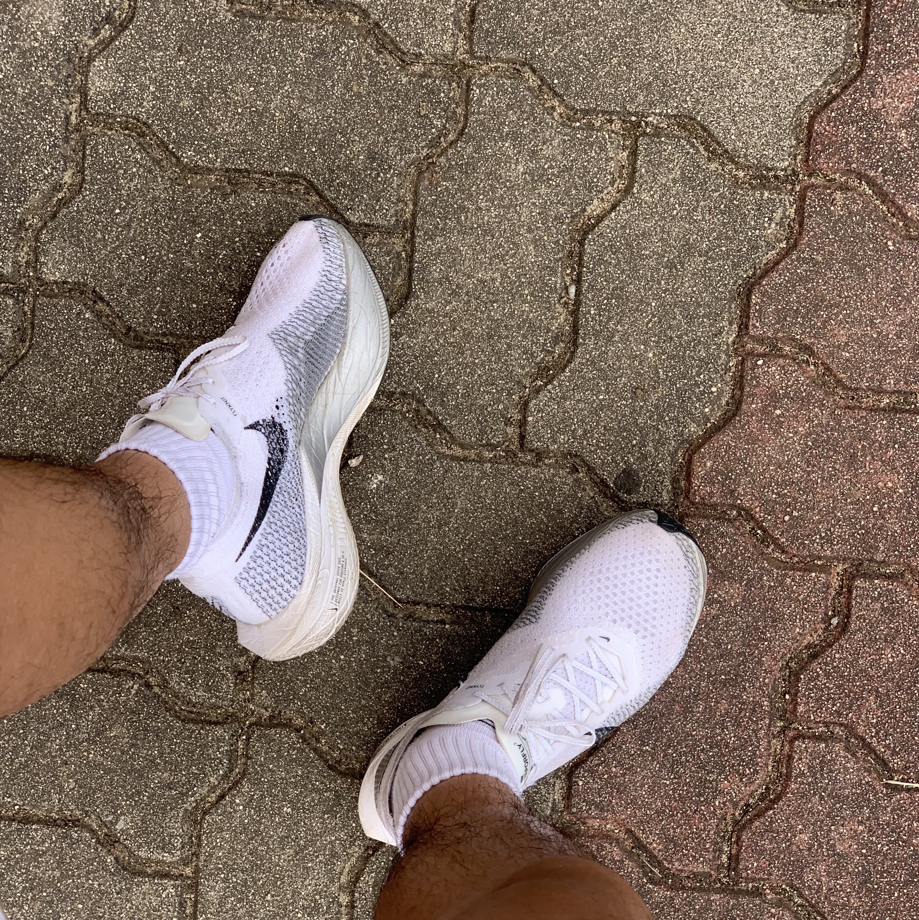 Nike ZoomX Vaporfly Next% 3 White Grey 착용 스타일 - 2