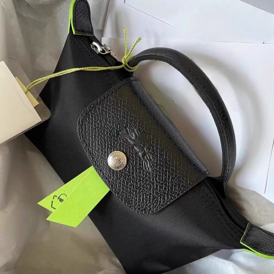 Longchamp Le Pliage Green Handle Pouch Black 착용 스타일