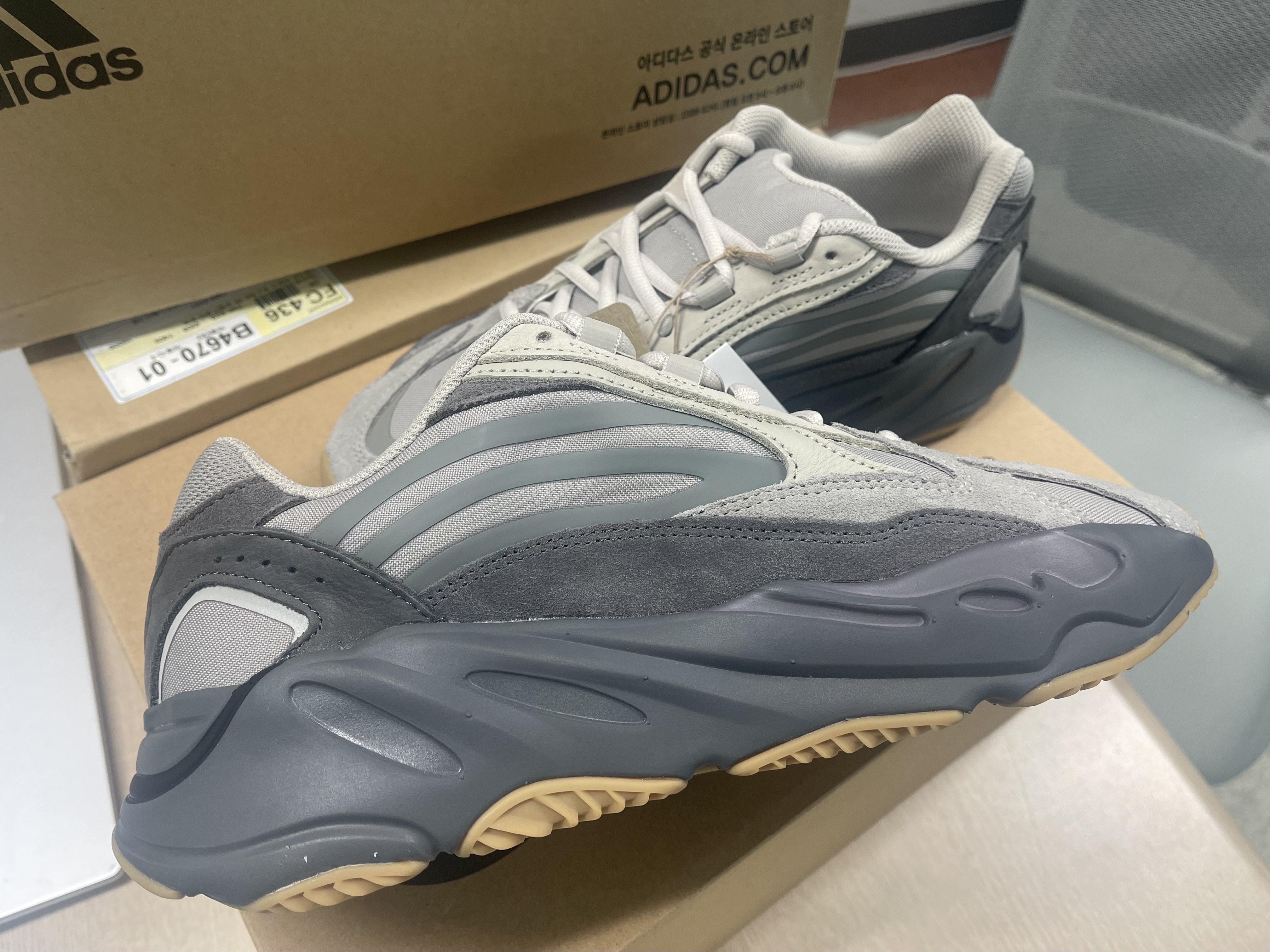 Adidas Yeezy Boost 700 V2 Tephra 2023 착용 스타일 - 2