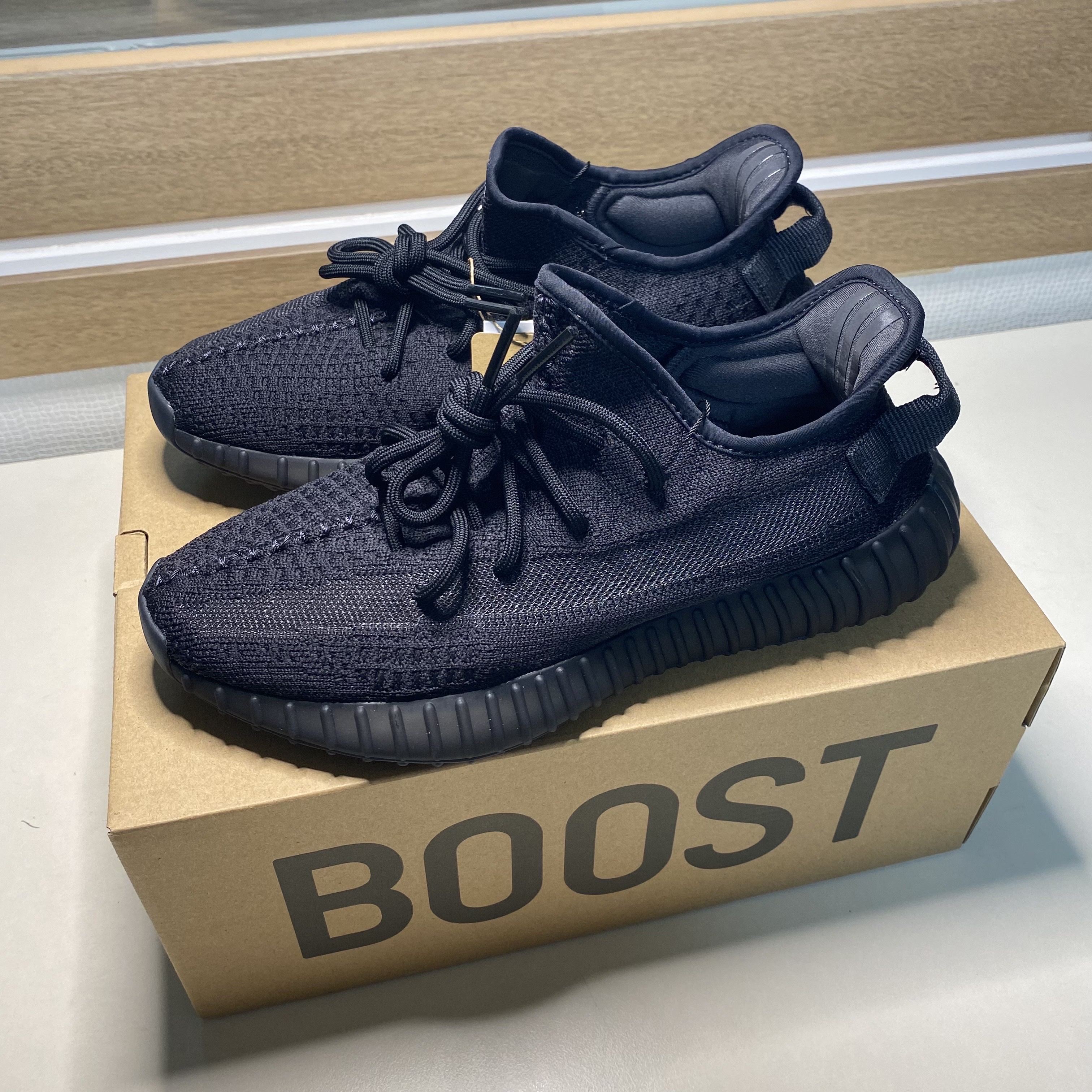 Adidas Yeezy Boost 350 V2 Onyx 착용 스타일