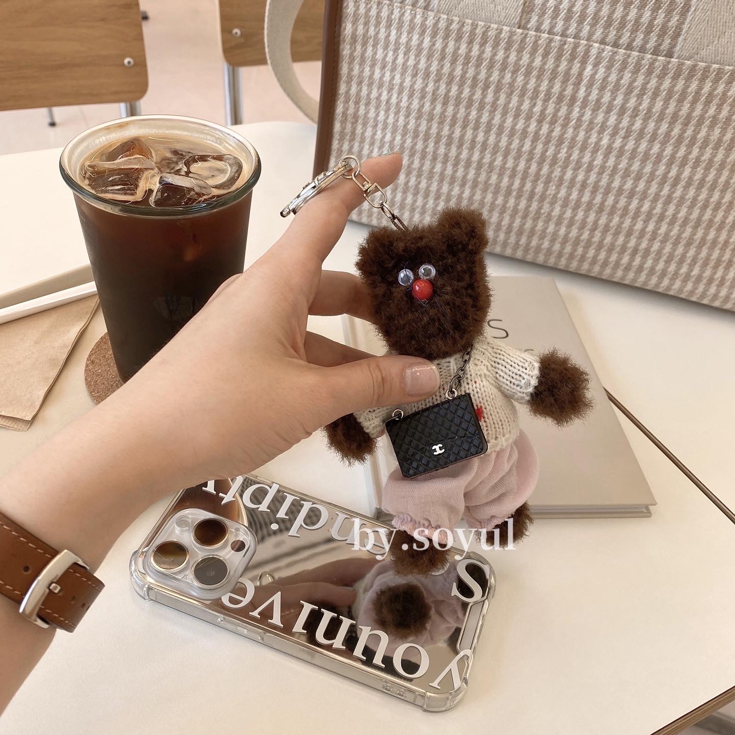 Monamhee Bred Keyring with Pink Pants Brown 착용 스타일 - 1