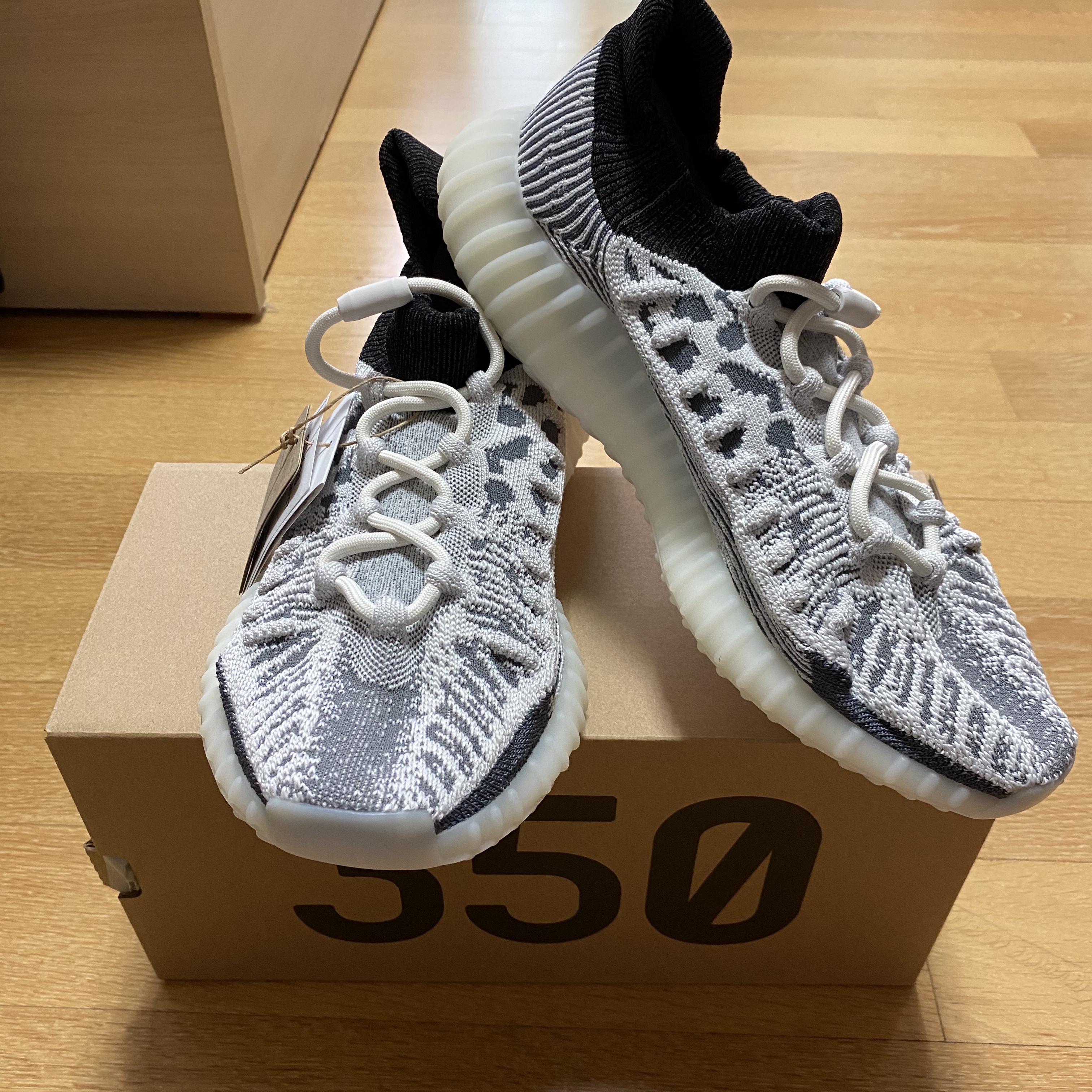 Adidas Yeezy 350 V2 CMPCT Slate White 착용 스타일 - 1