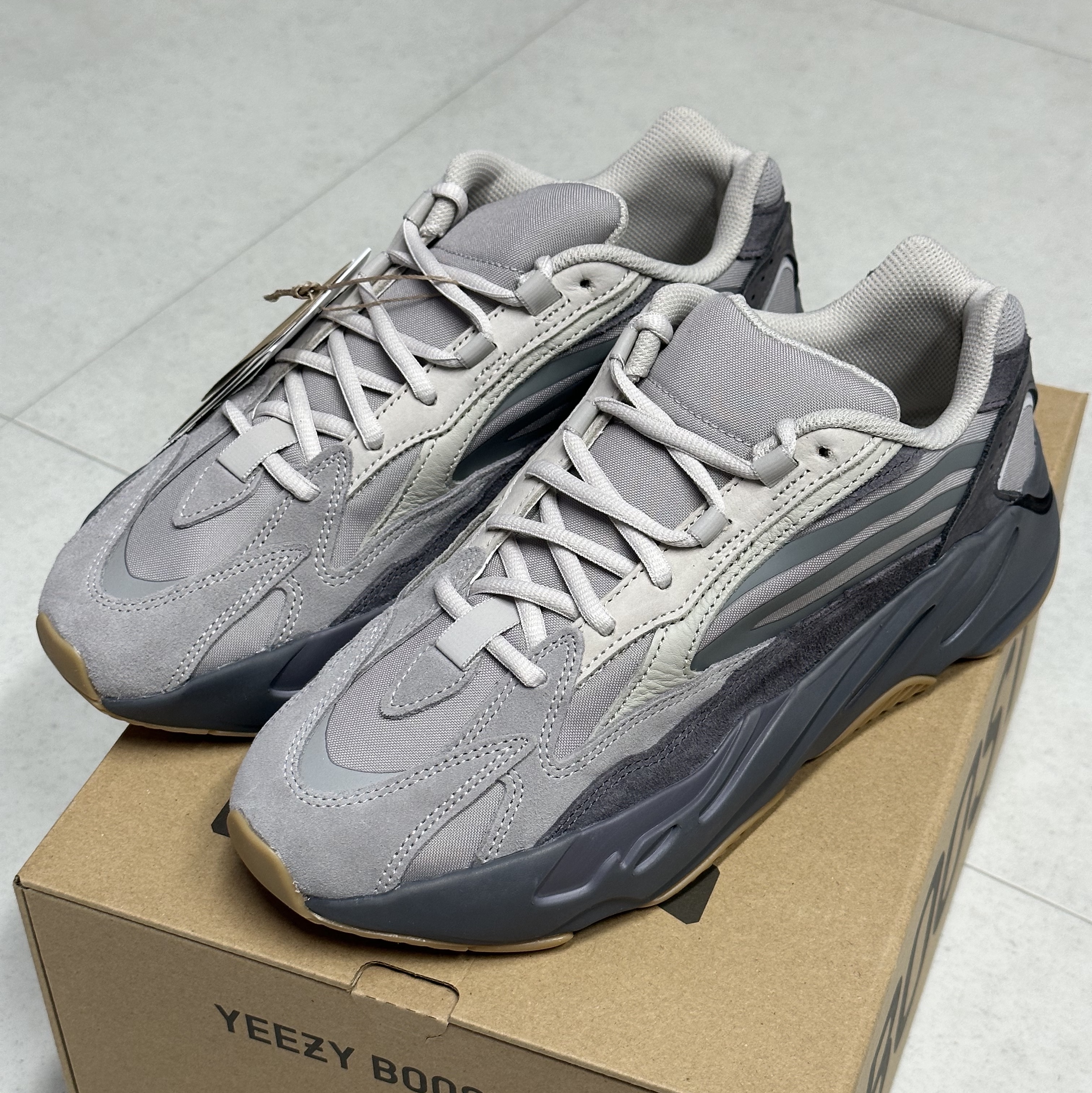 Adidas Yeezy Boost 700 V2 Tephra 2023 착용 스타일