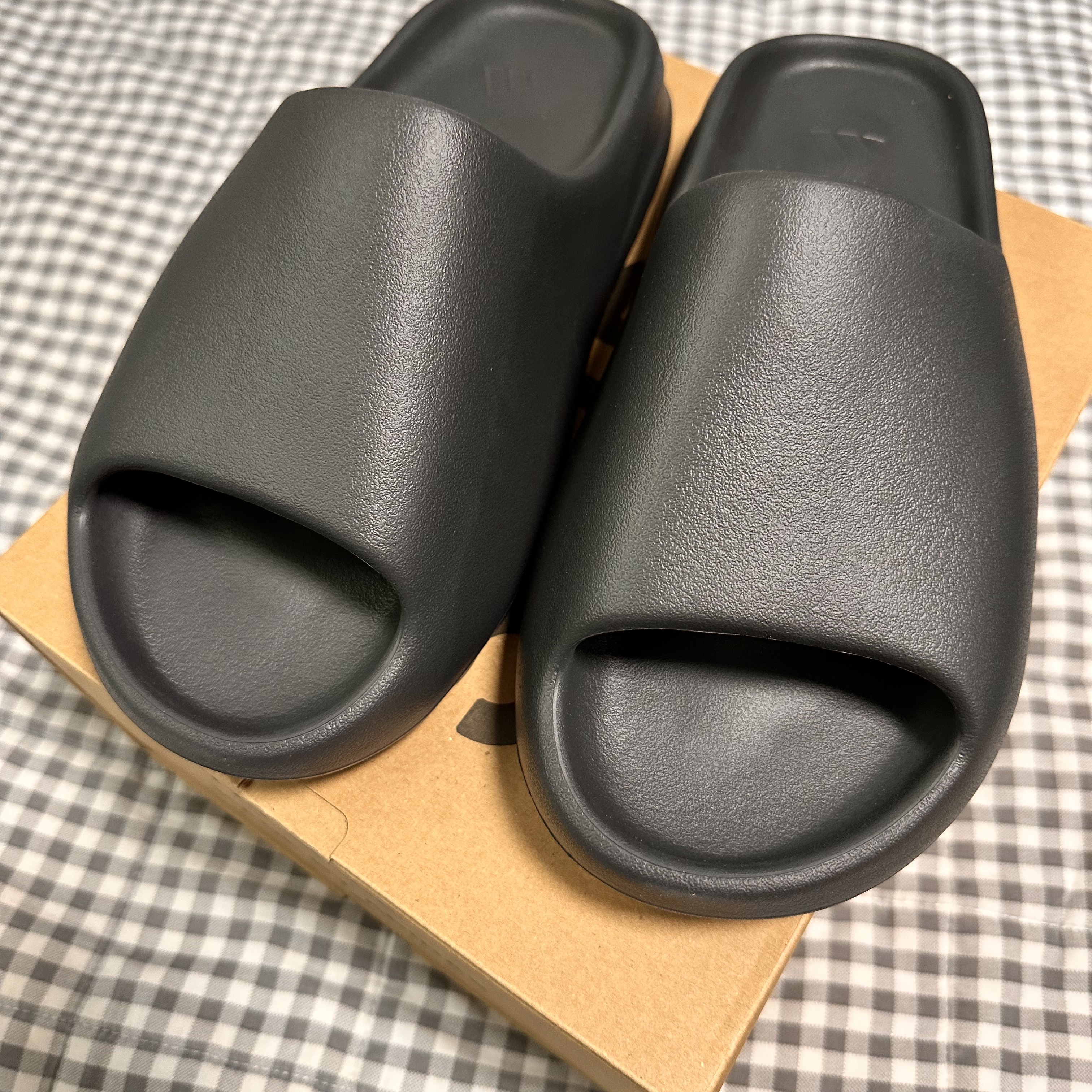 Adidas Yeezy Slide Onyx 착용 스타일 - 4