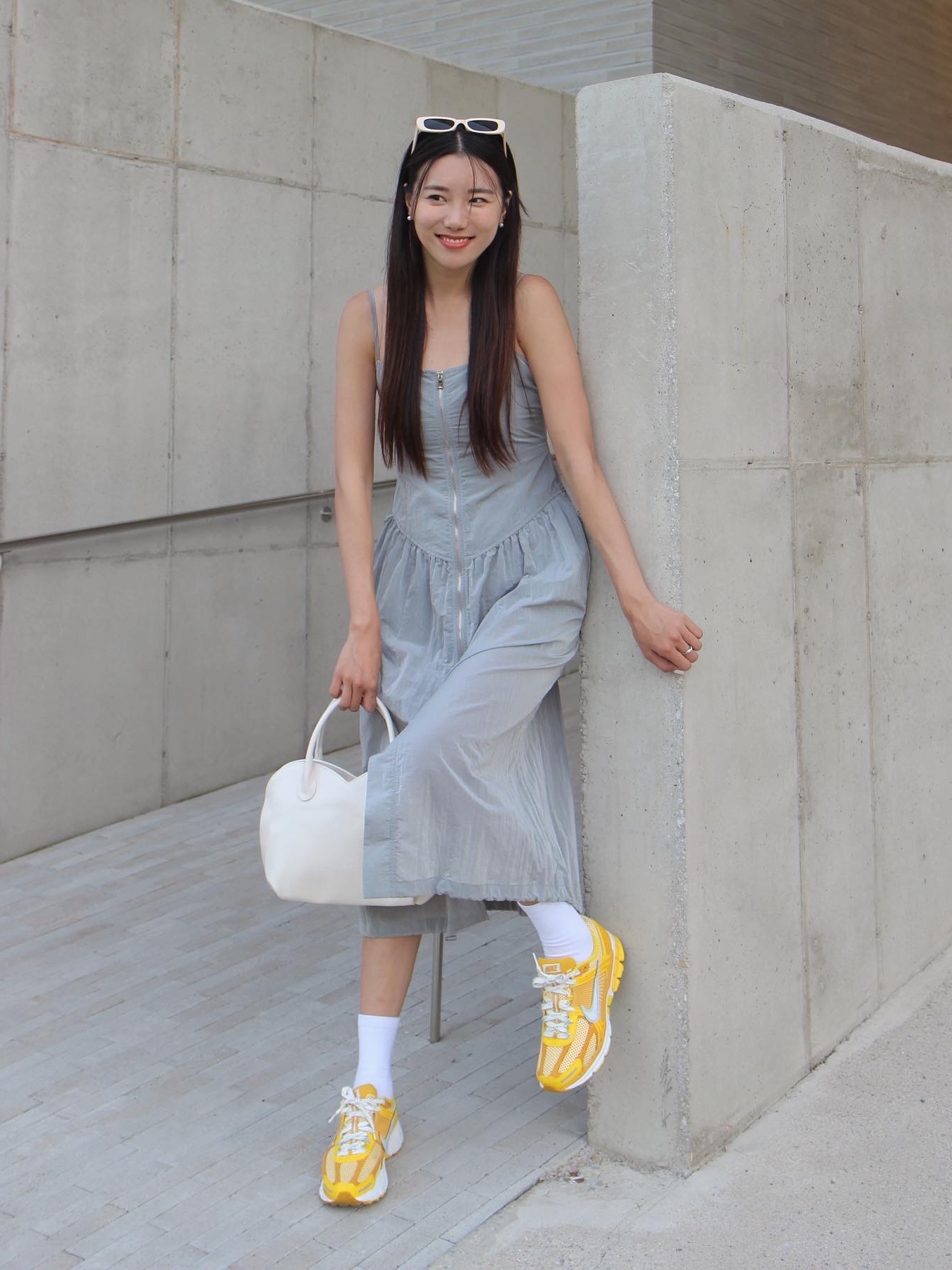 Nike Zoom Vomero 5 Yellow Ochre 착용 스타일 - 2