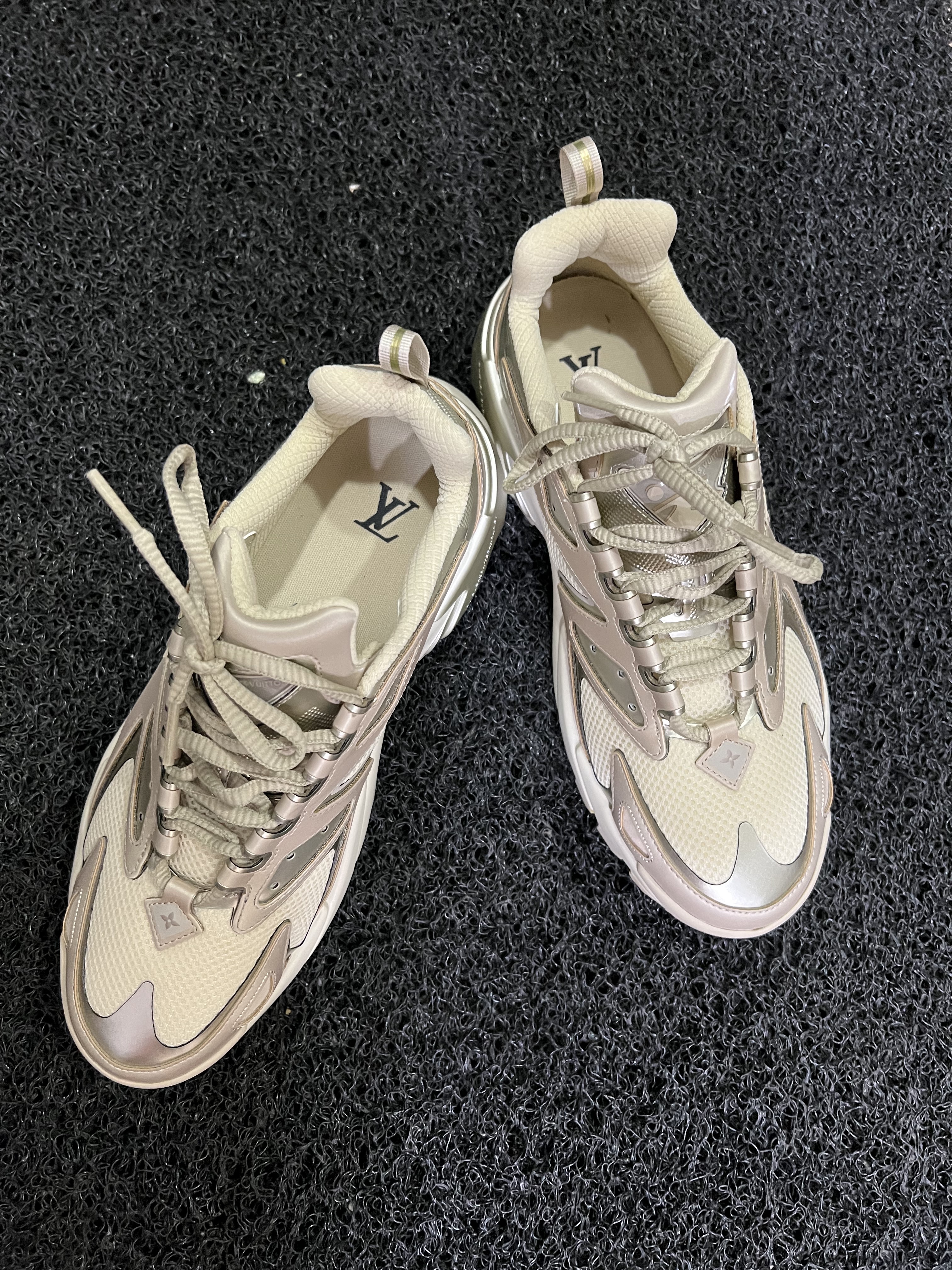 Louis Vuitton Runner Tatic Sneakers Beige 착용 스타일 - 2