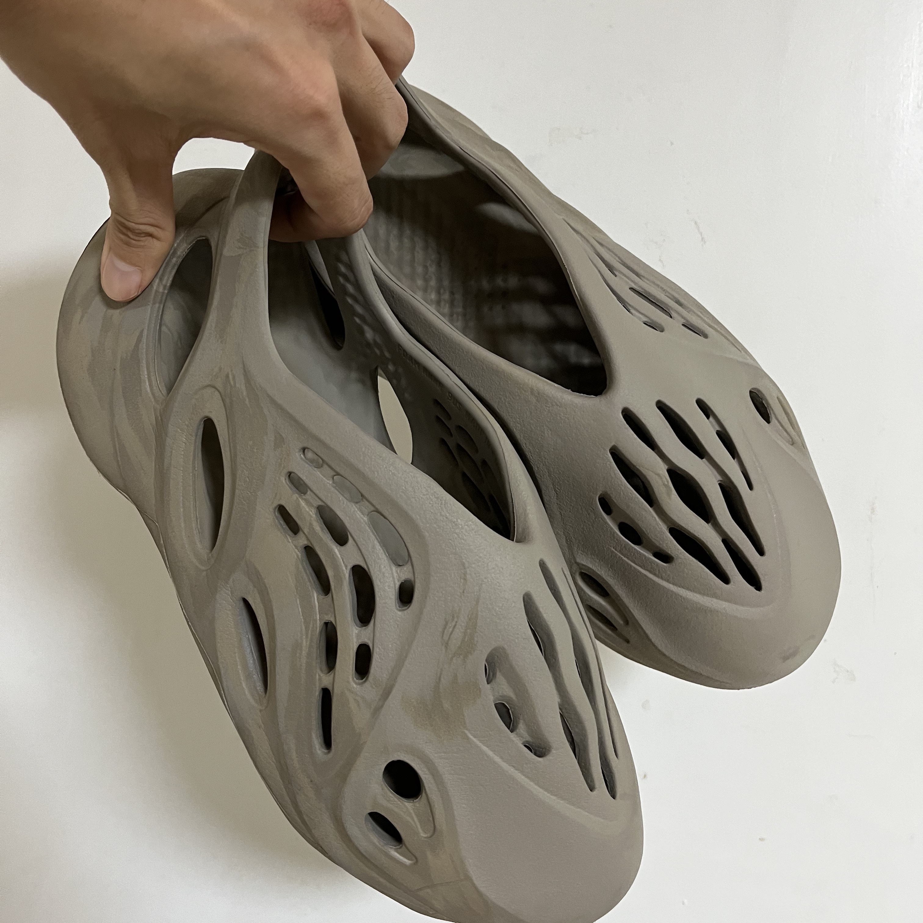 Adidas Yeezy Foam RNNR Stone Sage 착용 스타일