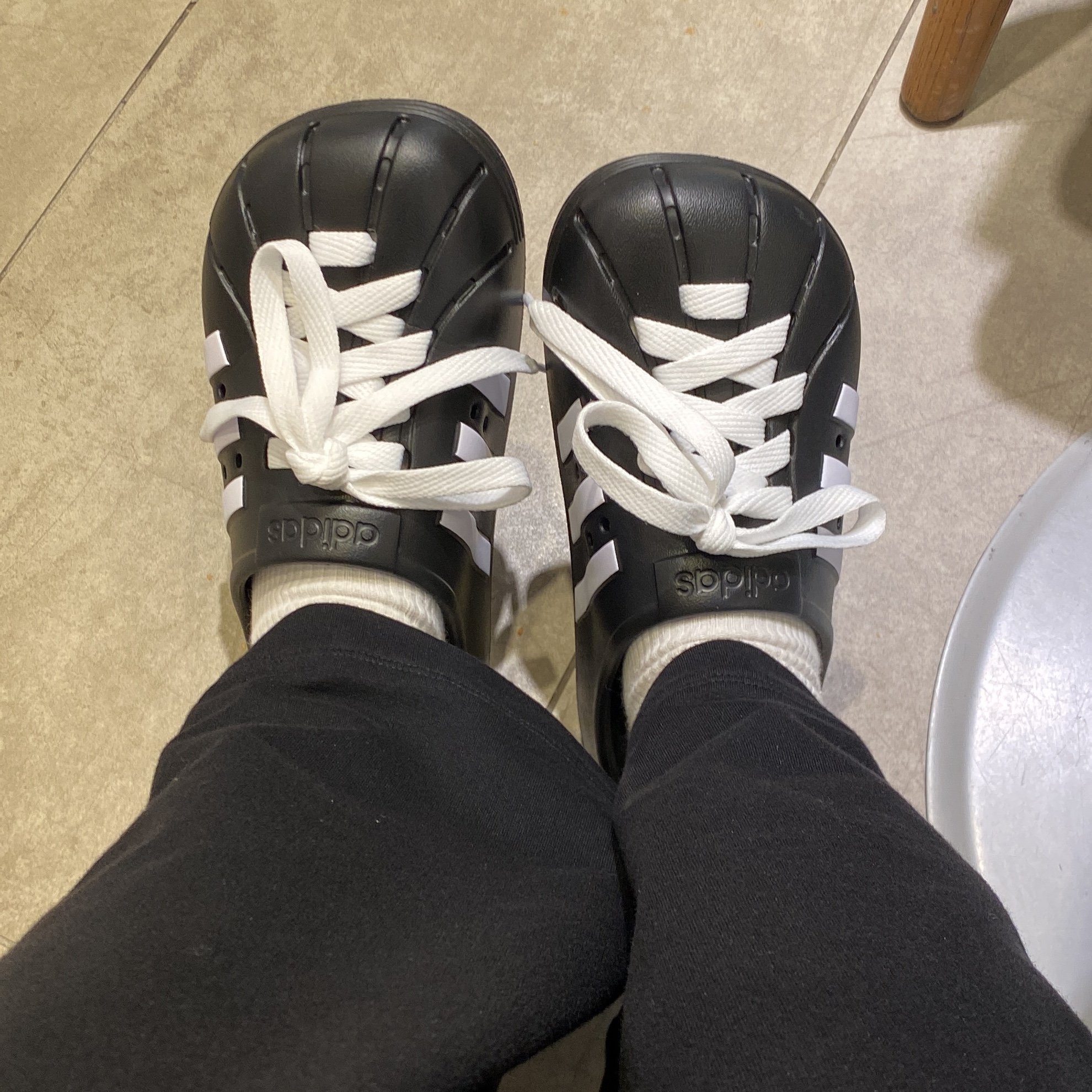 Adidas Adilette Clog Black White 착용 스타일 - 1