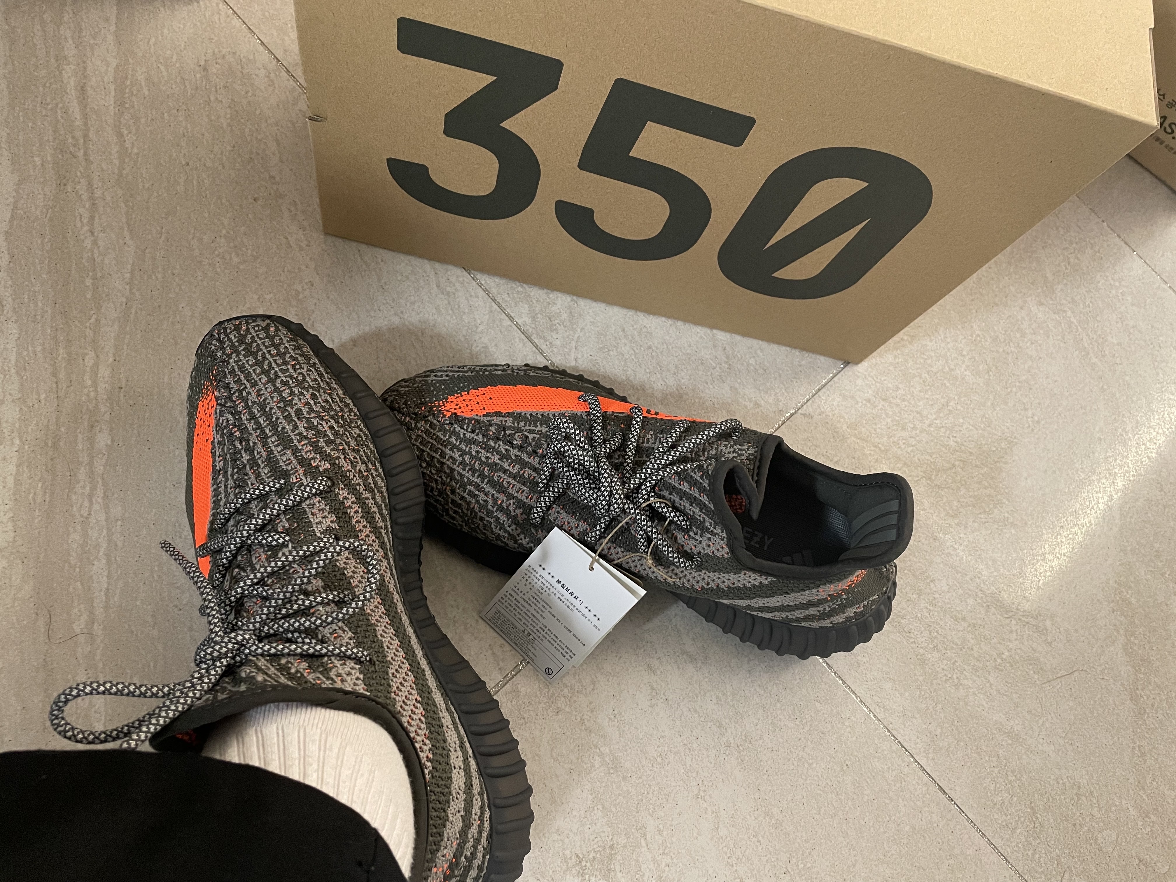 Adidas Yeezy Boost 350 V2 Carbon Beluga 착용 스타일