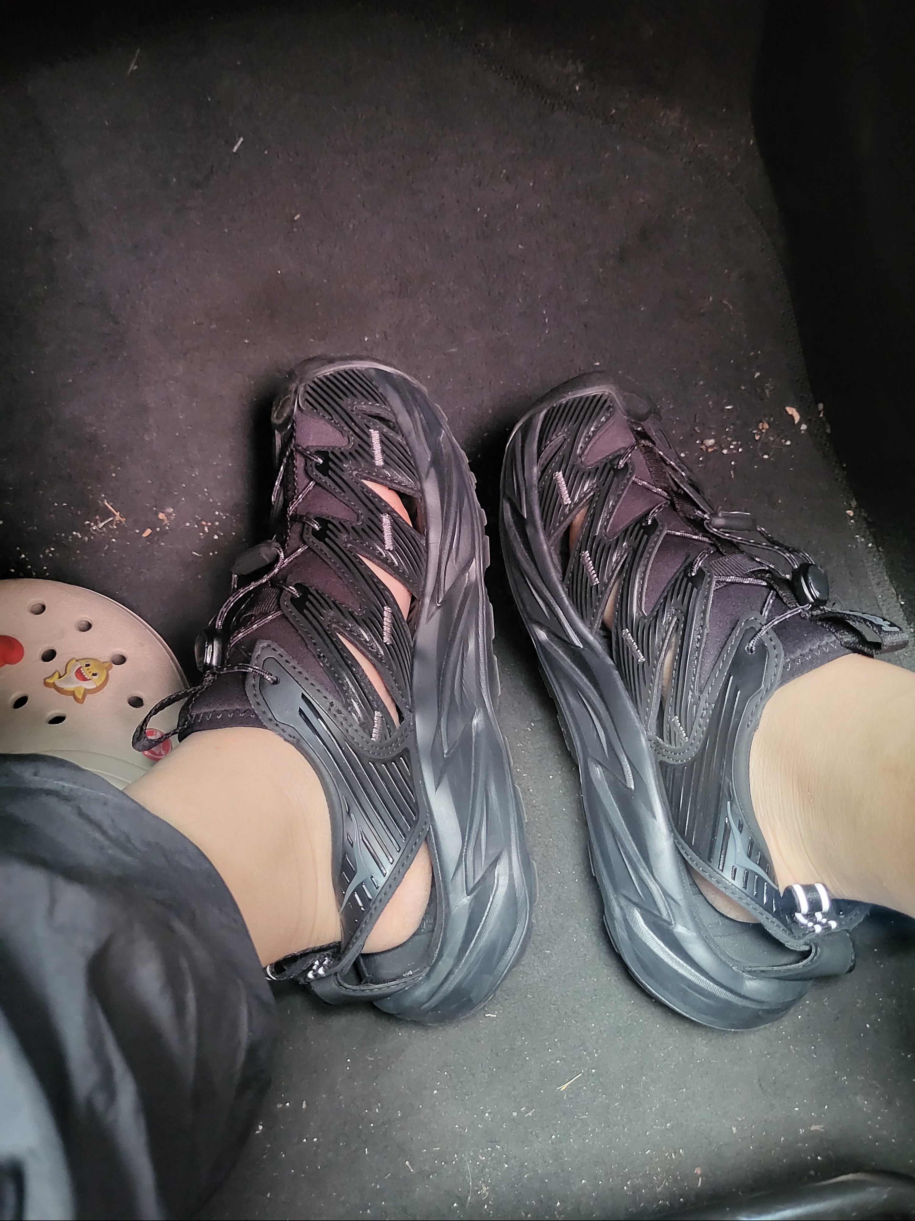 Hoka Hopara Black 착용 스타일