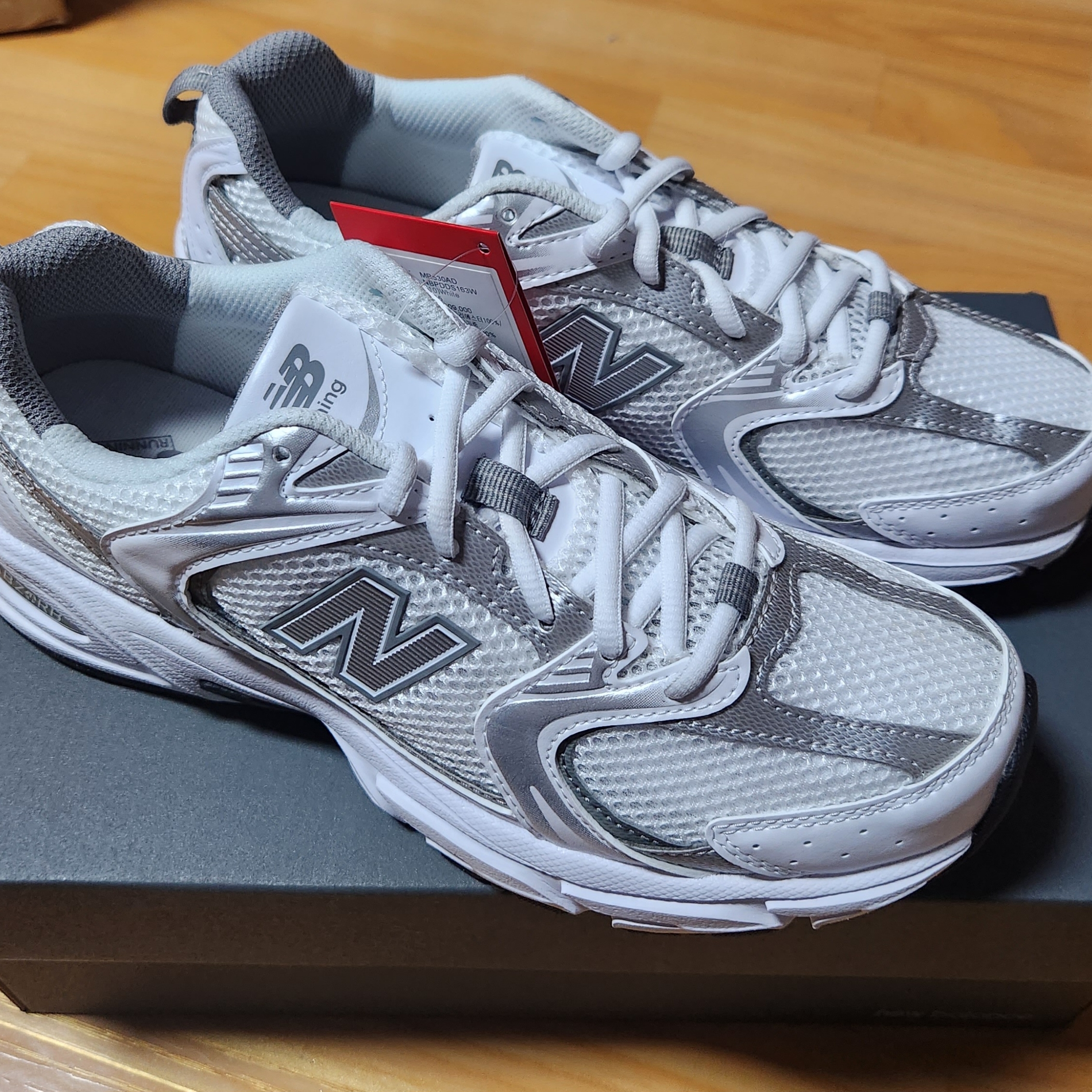 New Balance 530 White Silver 착용 스타일 - 2