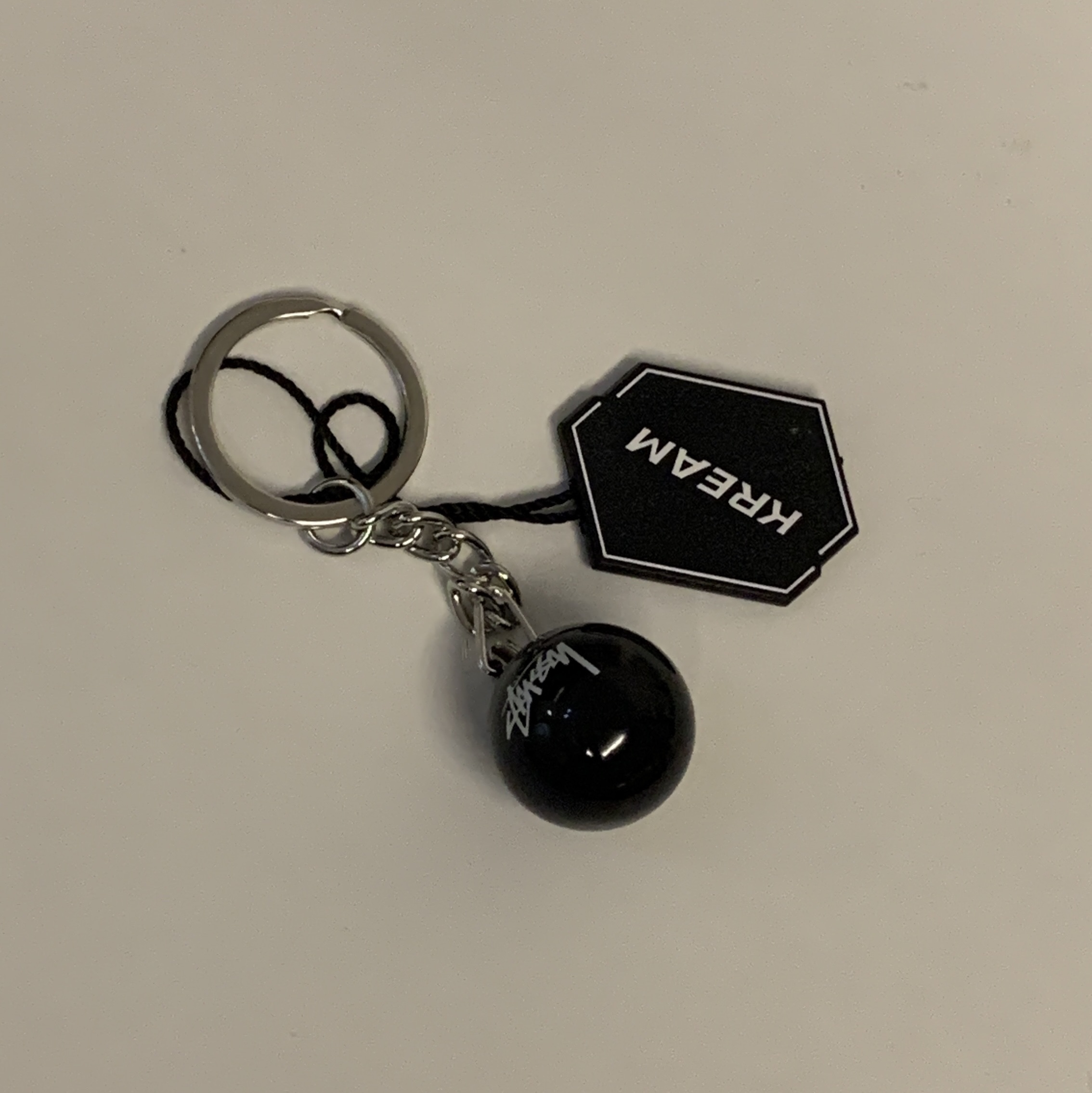 Stussy 8 Ball Keychain Black 착용 스타일