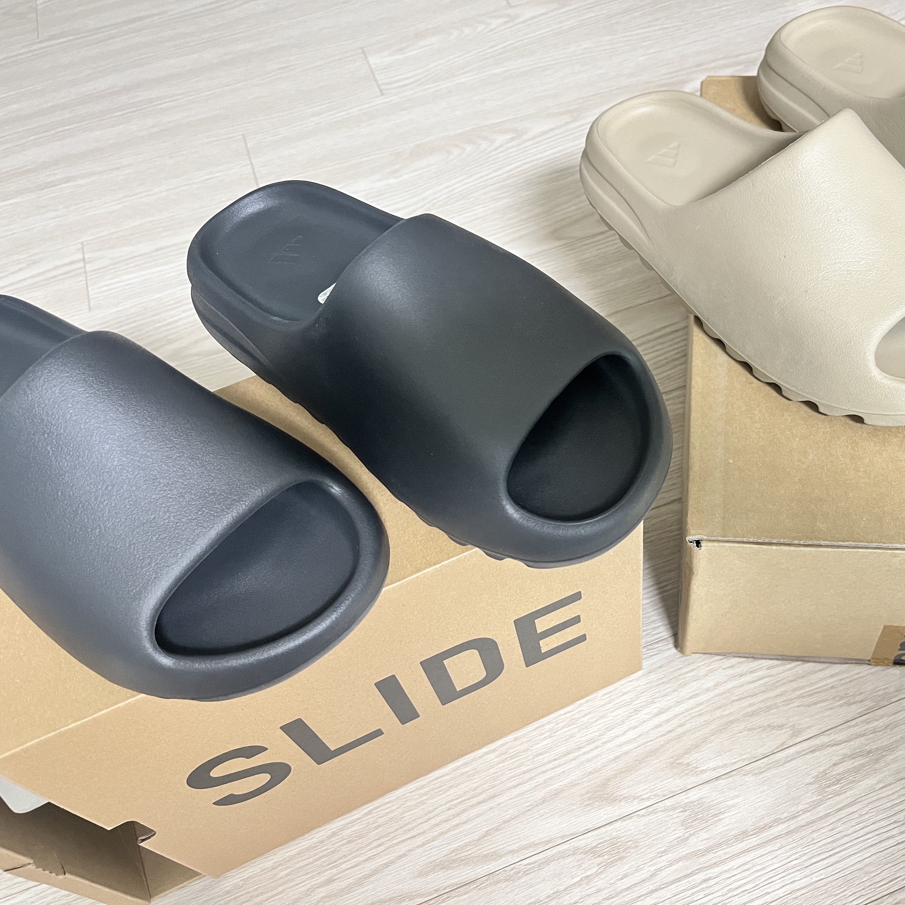 Adidas Yeezy Slide Onyx 착용 스타일