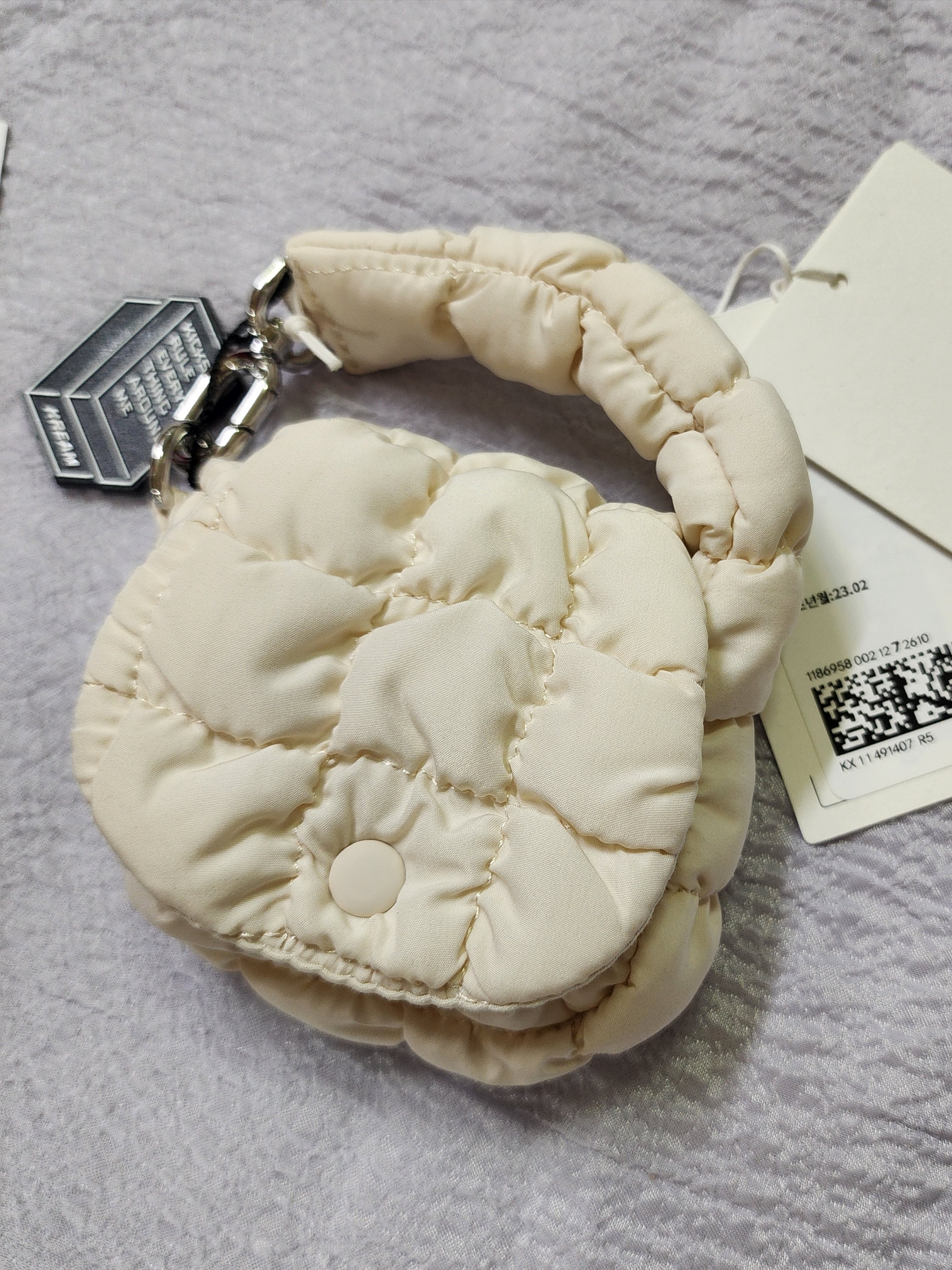 COS Quilted Nano Bag Beige 착용 스타일