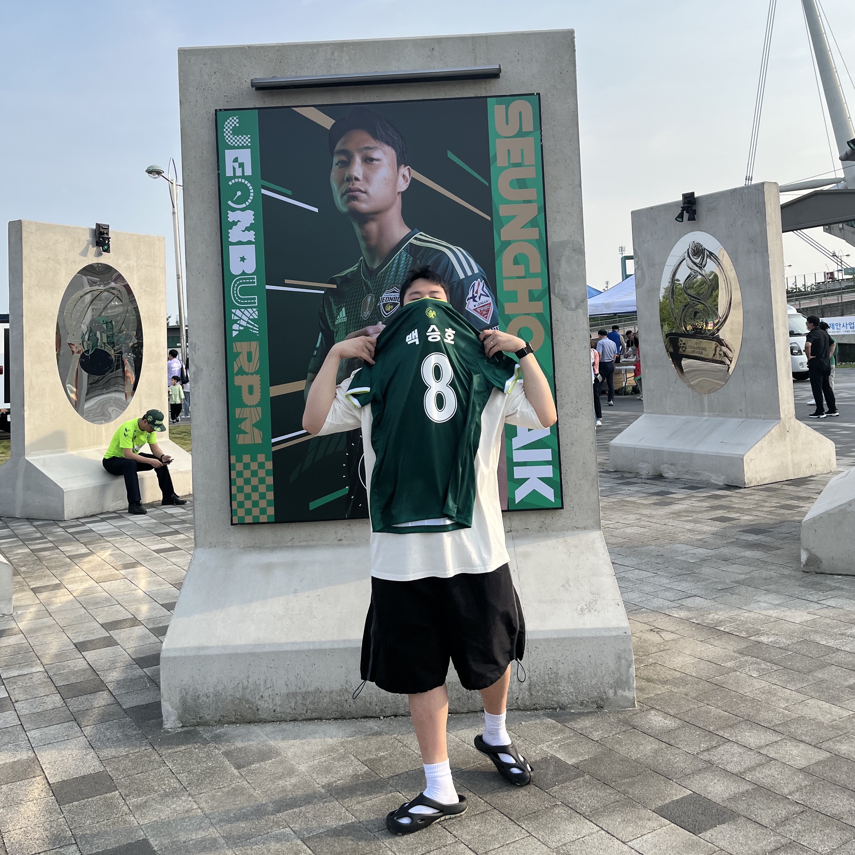 스투시 x 마틴 로즈 스탠드 펌 피그먼트 다이드 티셔츠 내츄럴, 킨 샨티 블랙 던 블루 착용 스타일 - 2