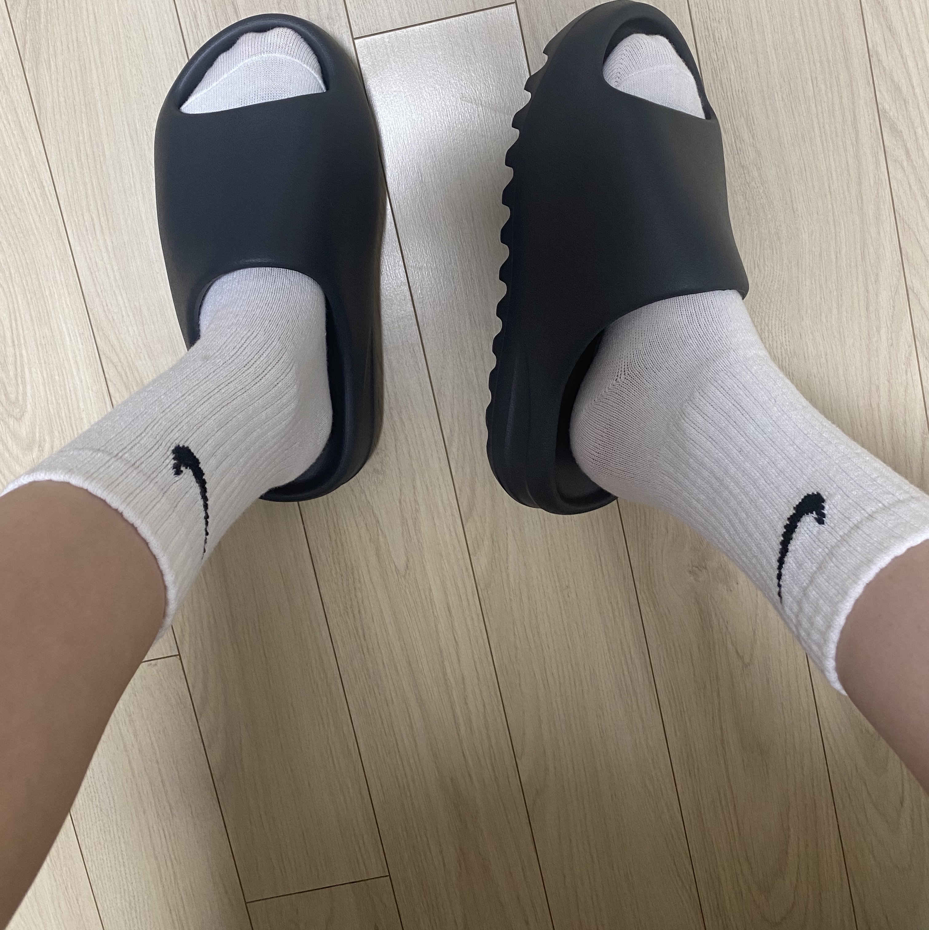 Adidas Yeezy Slide Onyx 착용 스타일 - 1