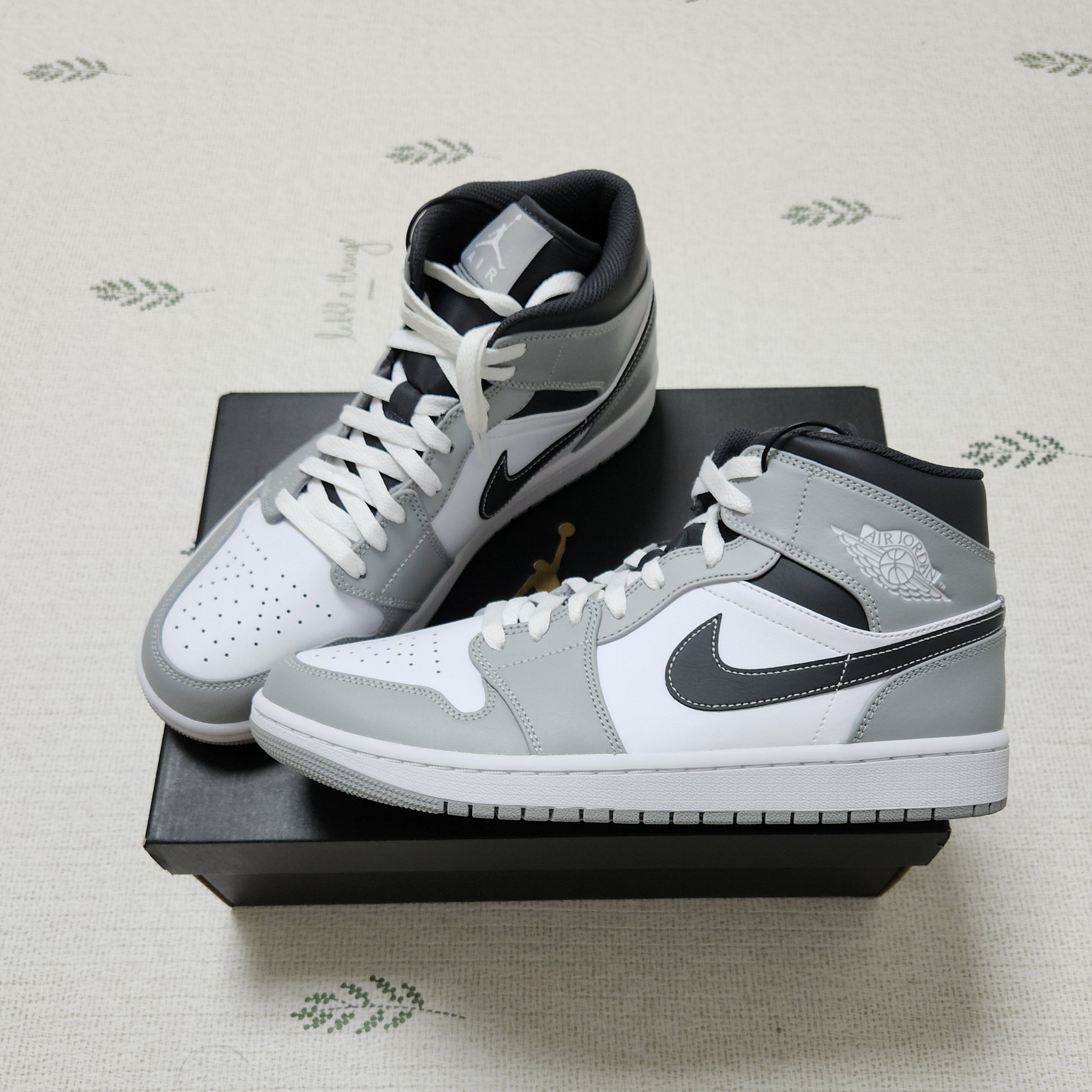 Jordan 1 Mid Light Smoke Grey Anthracite 착용 스타일 - 3