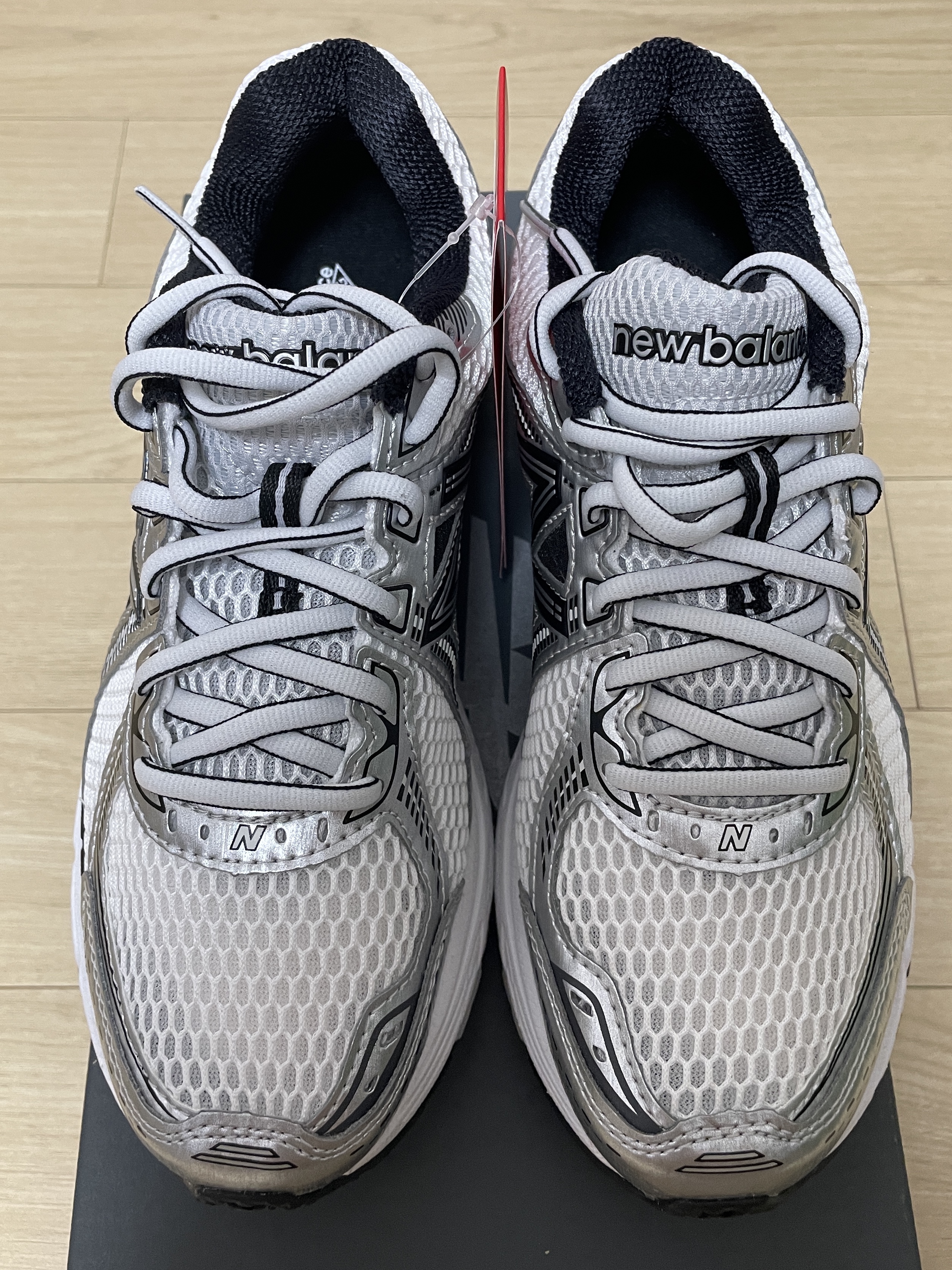 New Balance 860v2 White Black 착용 스타일 - 2