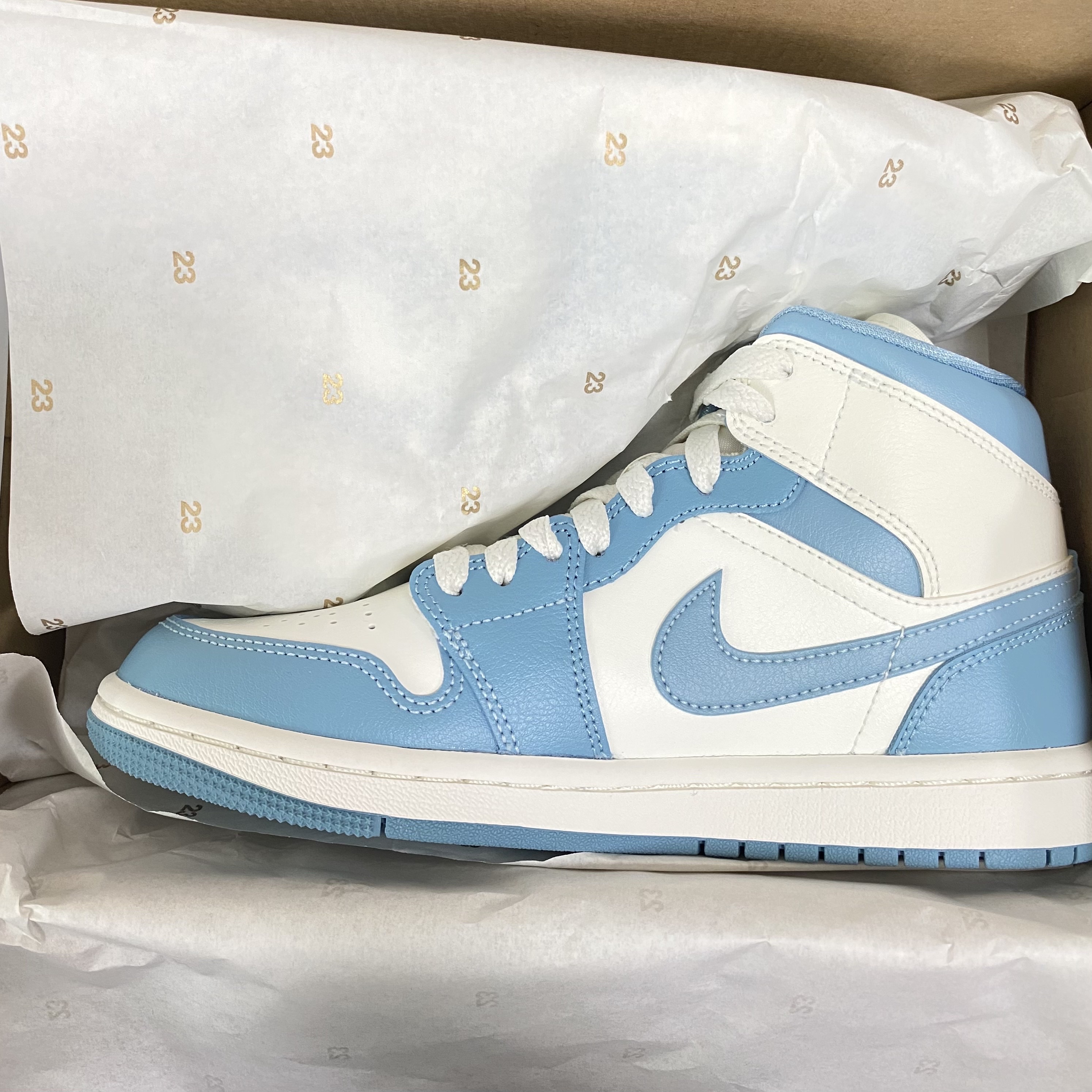 (W) Jordan 1 Mid Sail and Worn Blue 착용 스타일 - 3