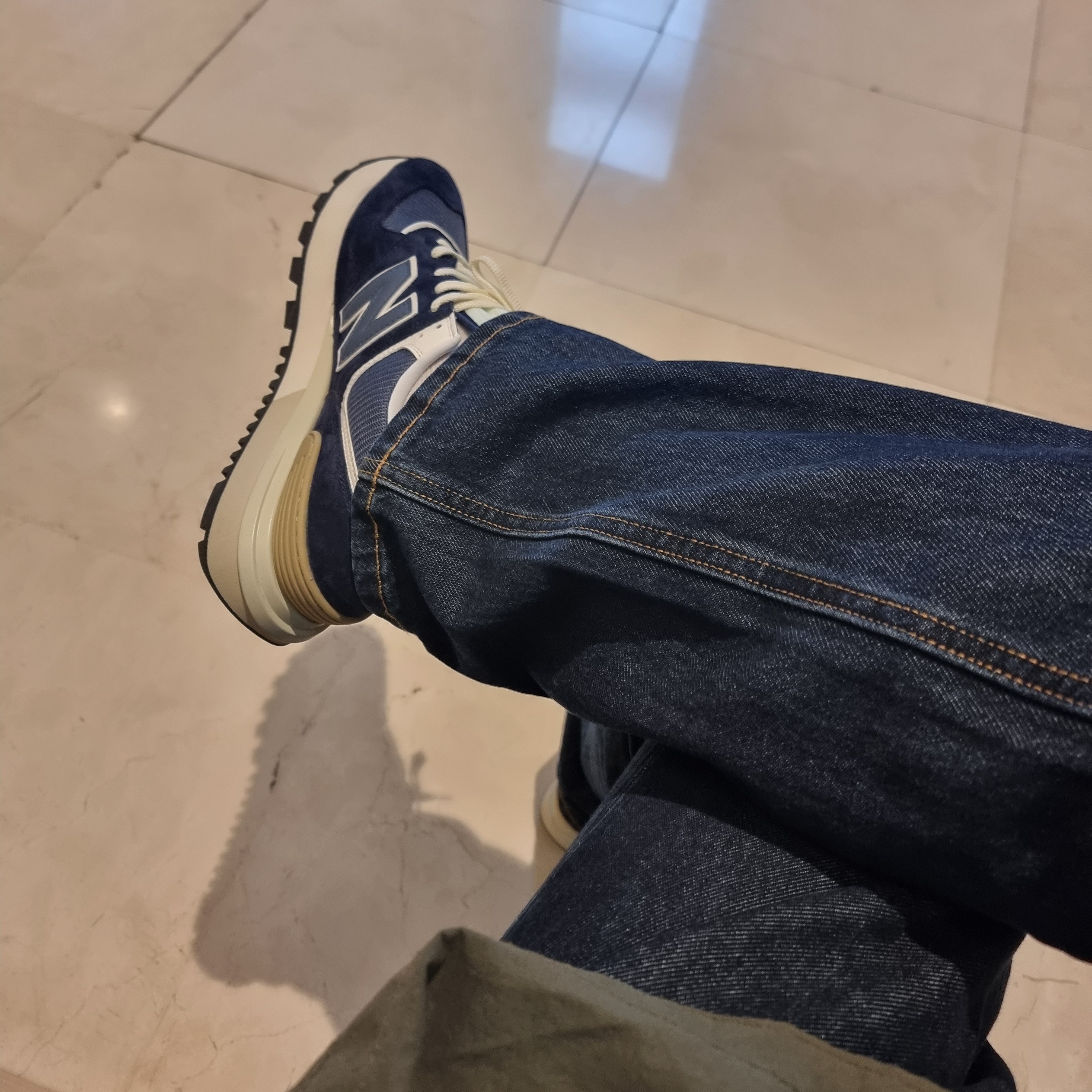 New Balance 574 Legacy Navy 착용 스타일 - 2