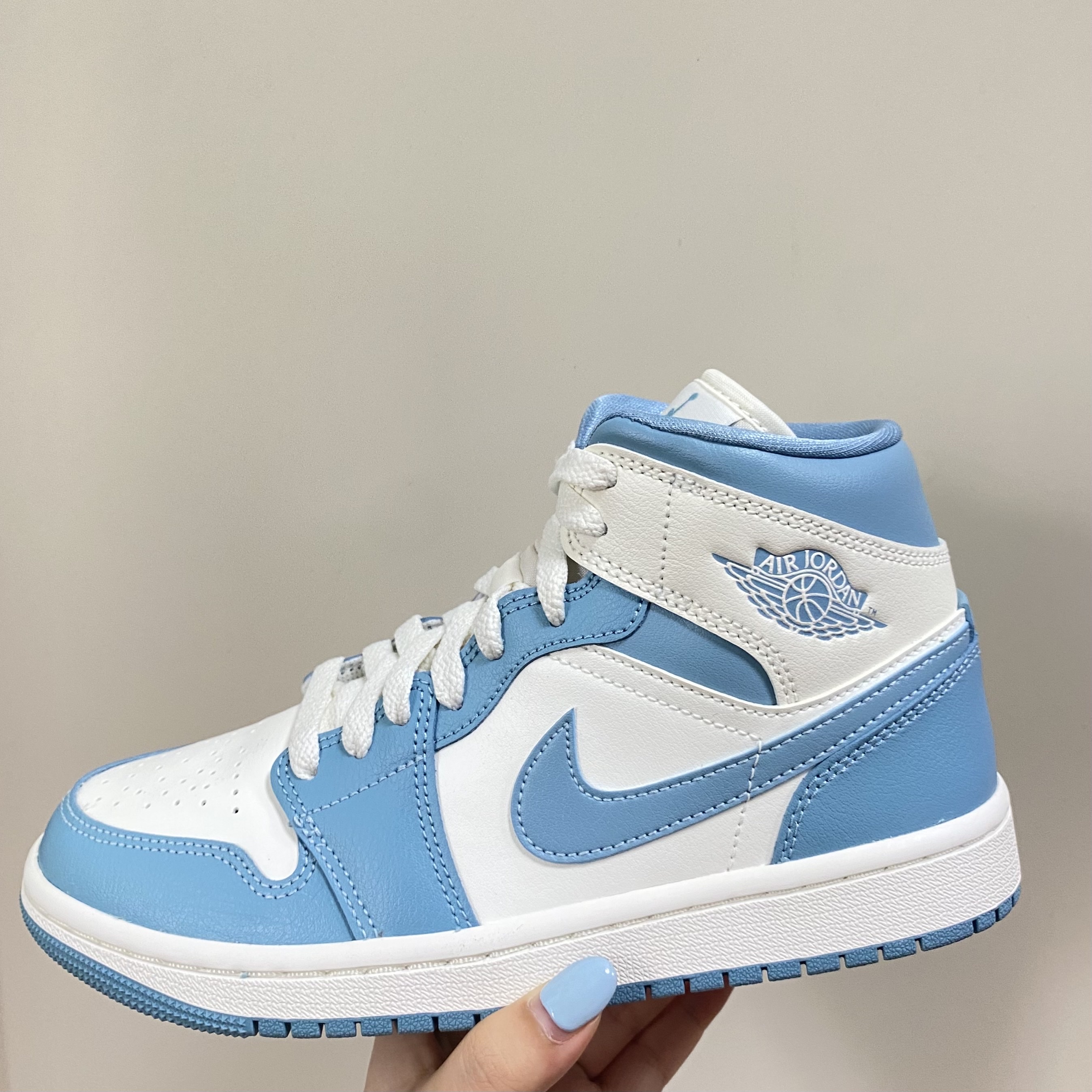 (W) Jordan 1 Mid Sail and Worn Blue 착용 스타일 - 1