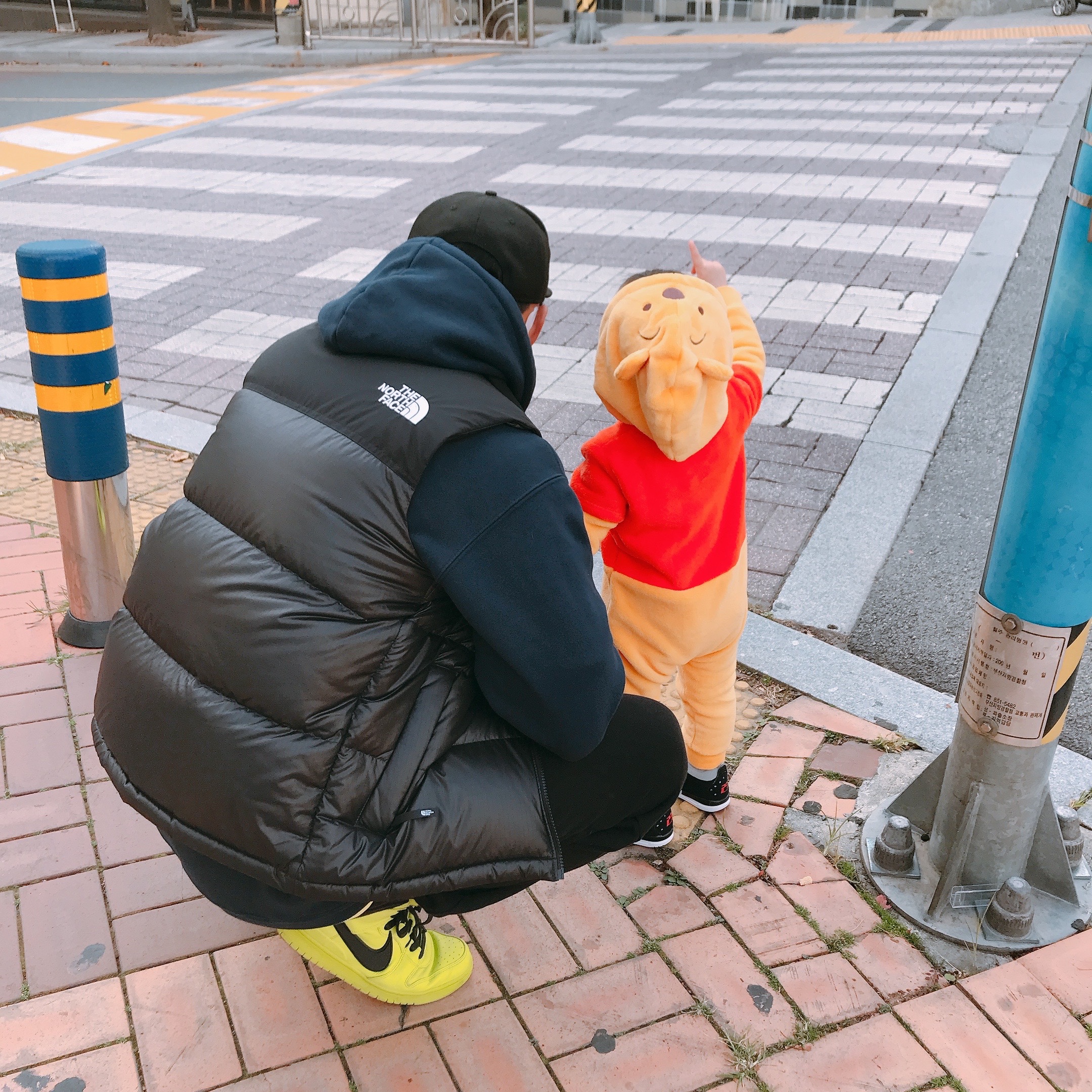 The North Face White Label Novelty Nuptse Down Vest Black, Nike x Ambush Dunk High Flash Lime 착용 스타일