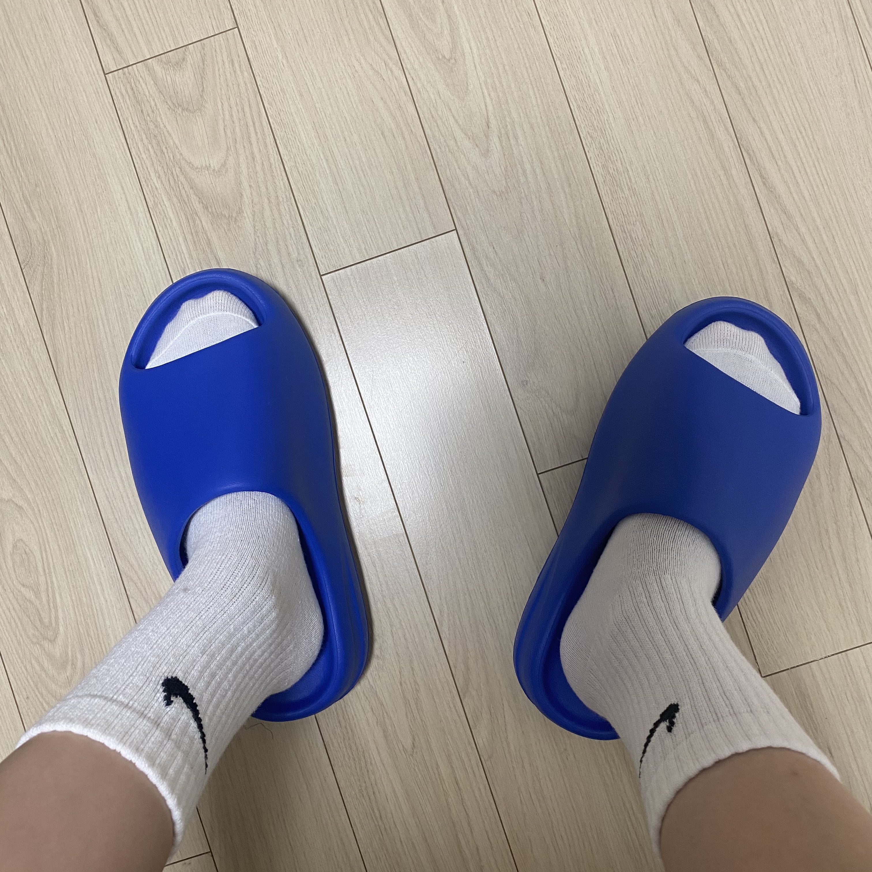 아디다스 이지 슬라이드 아주르, 아디다스 이지 슬라이드 오닉스 착용 스타일 - 1