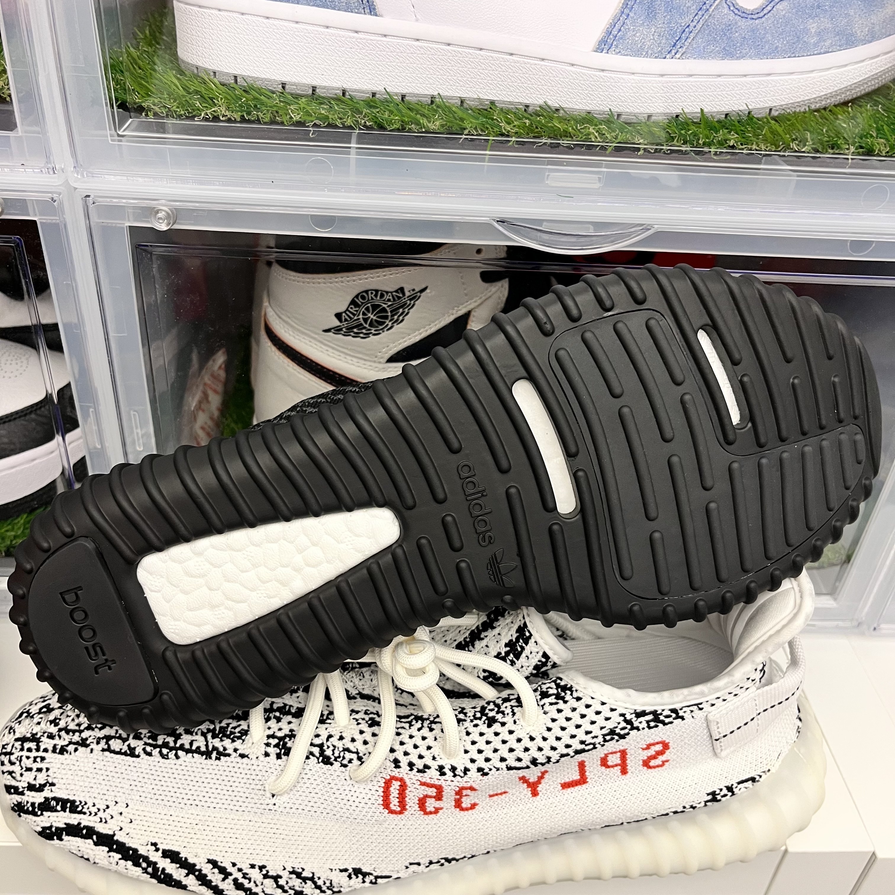 Adidas Yeezy Boost 350 Pirate Black 2023, Adidas Yeezy Boost 350 V2 Zebra 2022/2023 착용 스타일 - 2