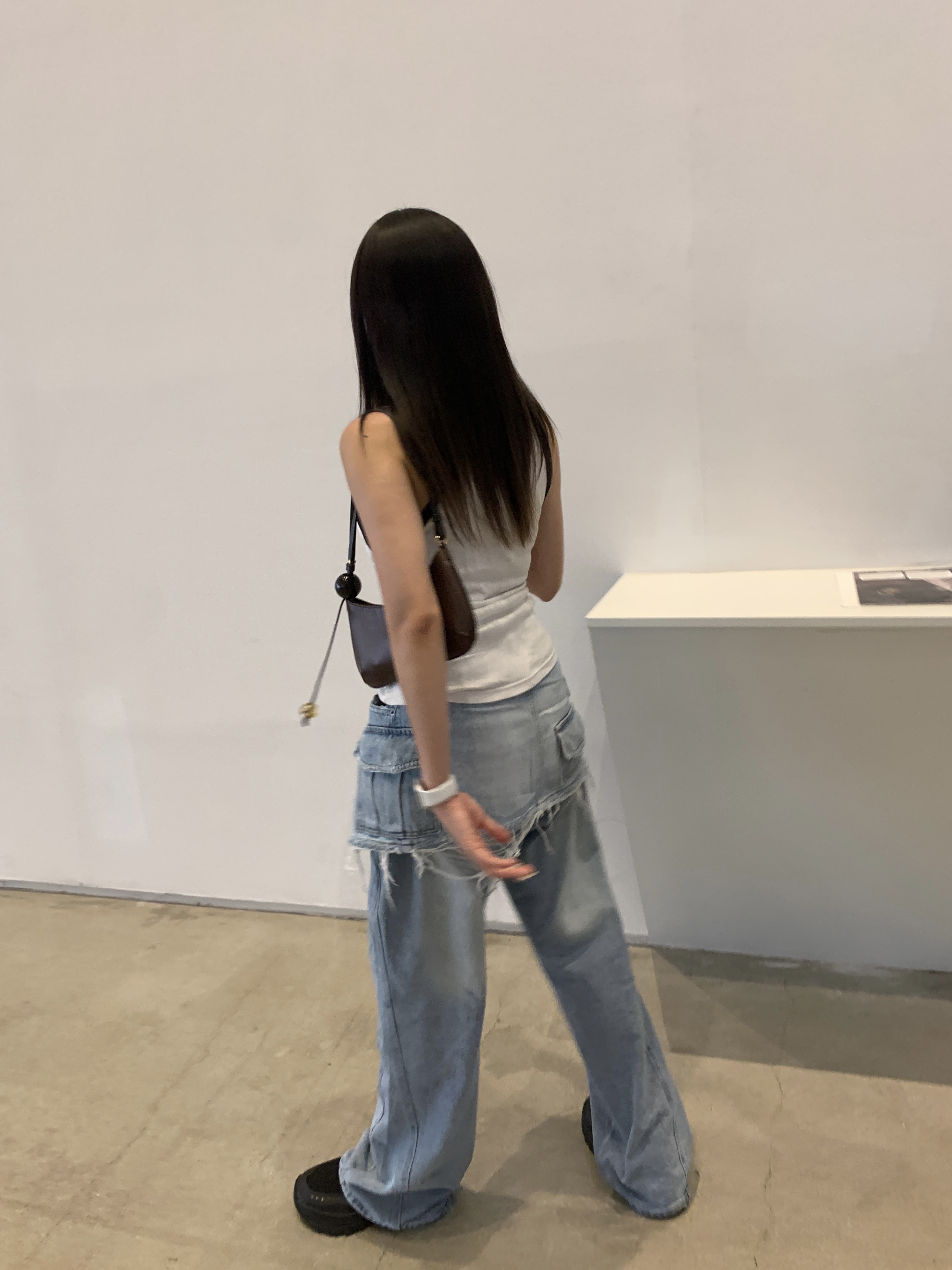 (W) Courreges Light Ribs Contrast Tank Top Heritage White Black, Jacquemus Le Bisou Perle Beaded Shoulder Bag Medium Brown 착용 스타일 - 3