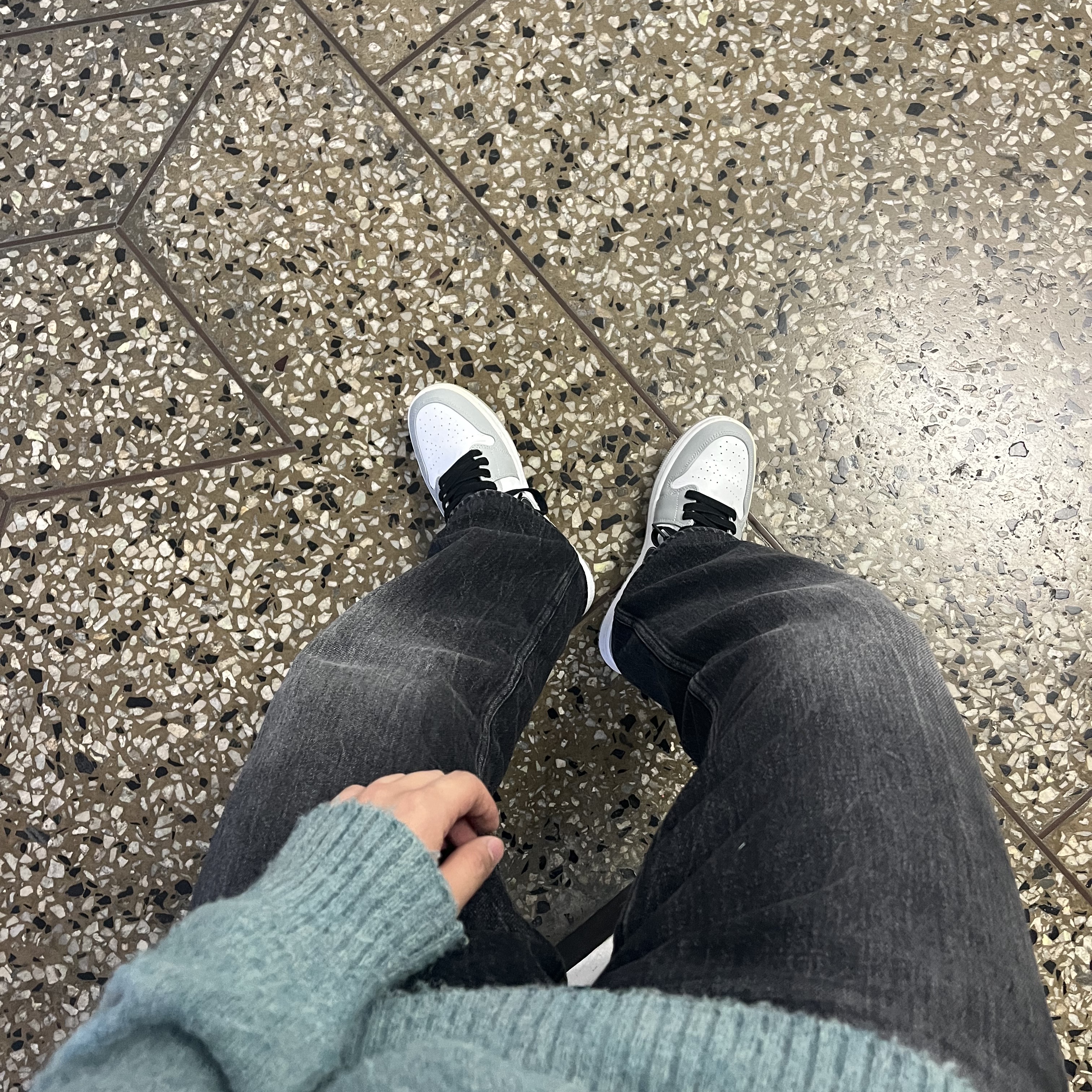 Jordan 1 Mid Light Smoke Grey Anthracite 착용 스타일