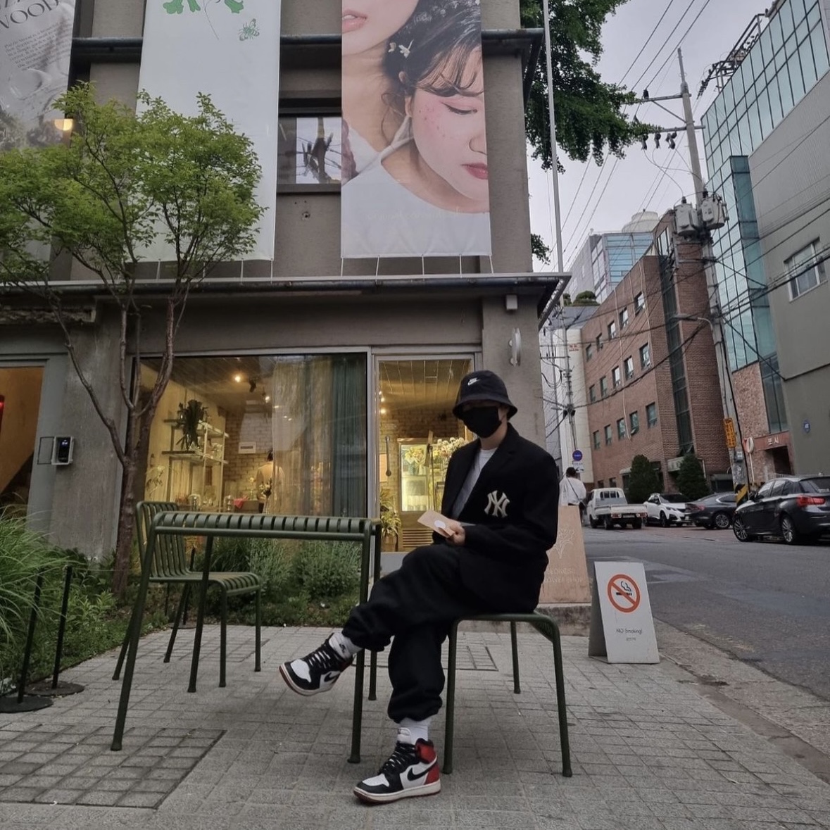 (W) Jordan 1 Retro High Satin Black Toe, Nike NRG Solo Swoosh Fleece Pants Black White - Asia 착용 스타일 - 1