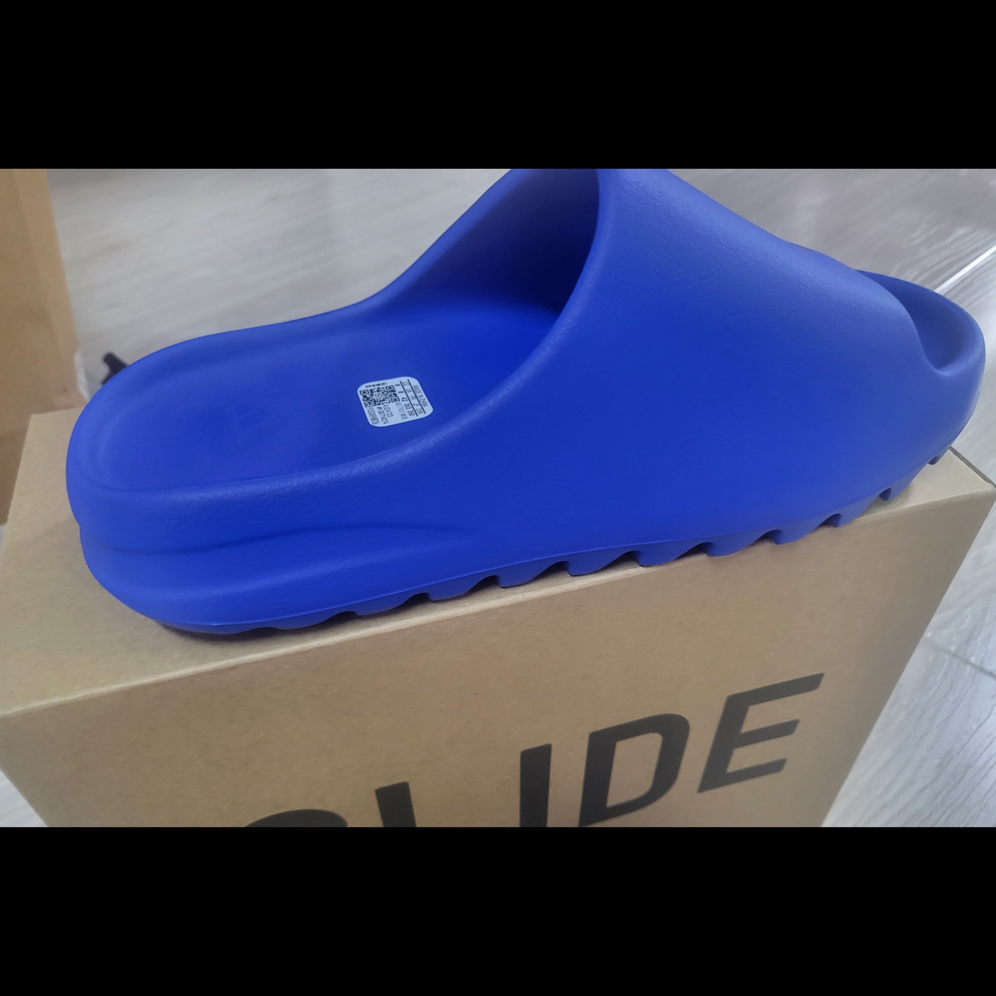 Adidas Yeezy Slide Onyx, Adidas Yeezy Slide Azure 착용 스타일 - 3